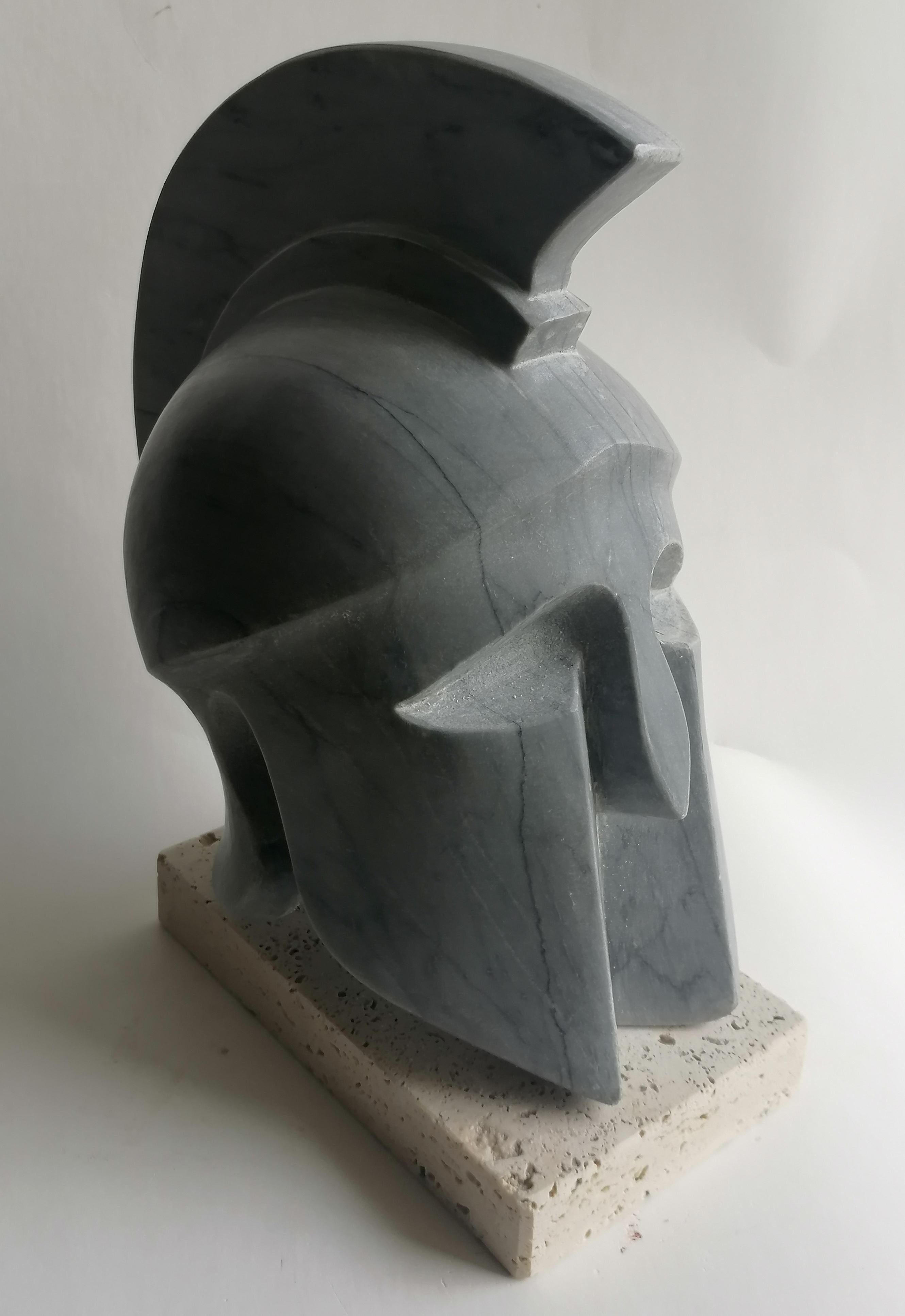 Greco classico Scultura di elmo greco corinzio fatta a mano su marmo grigio  -made in Italy in vendita
