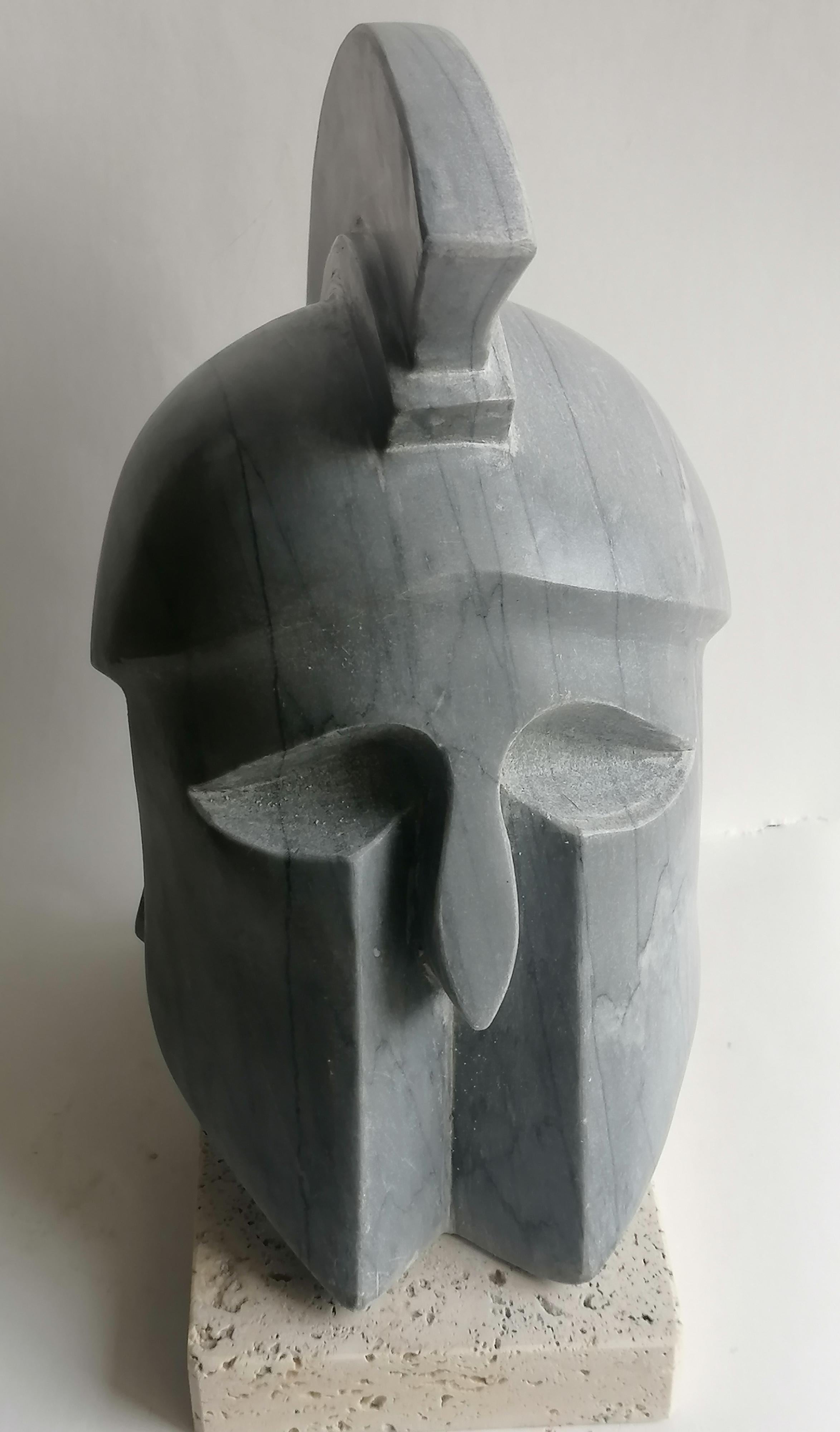 Italiano Scultura di elmo greco corinzio fatta a mano su marmo grigio  -made in Italy in vendita