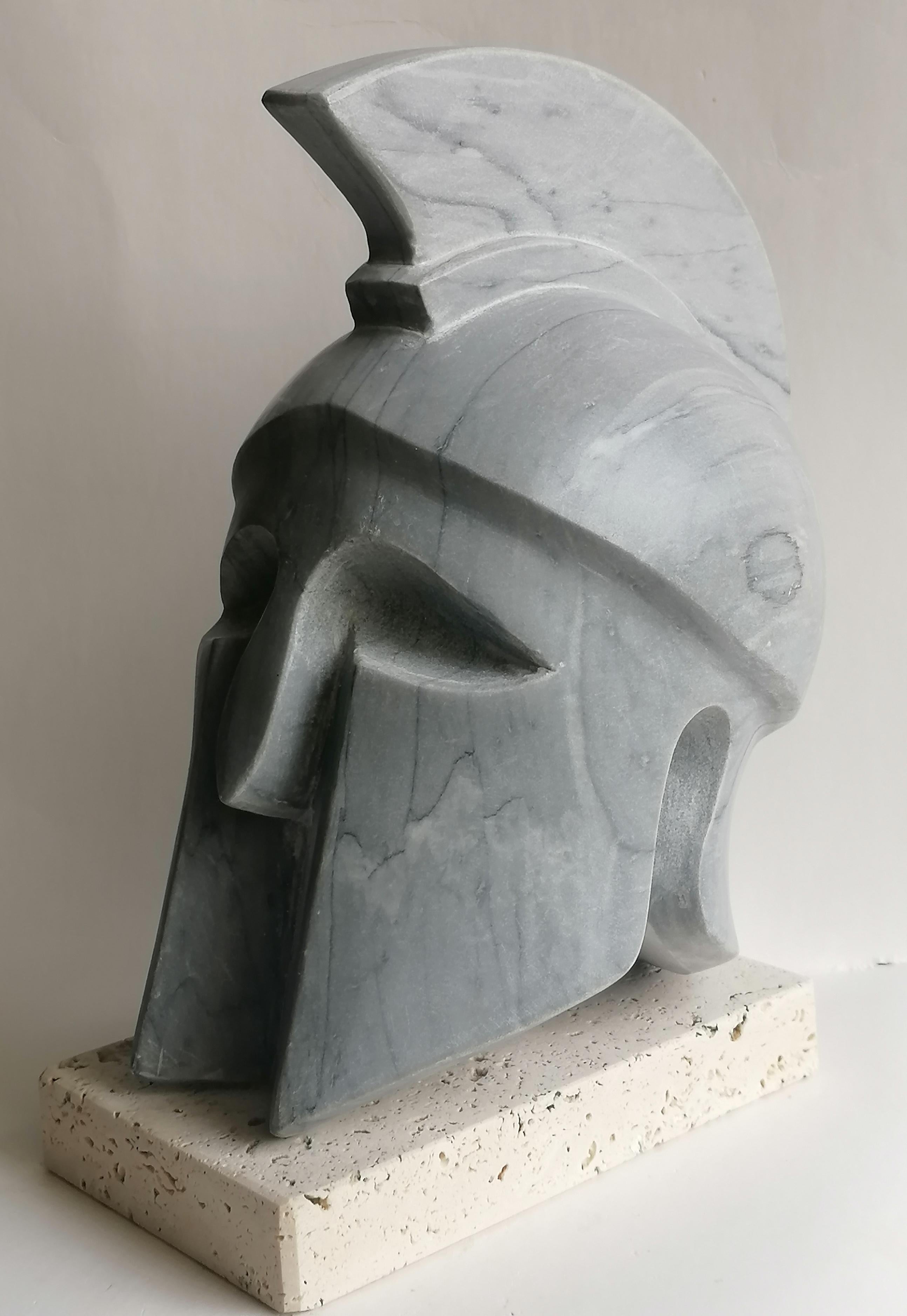 Fatto a mano Scultura di elmo greco corinzio fatta a mano su marmo grigio  -made in Italy in vendita
