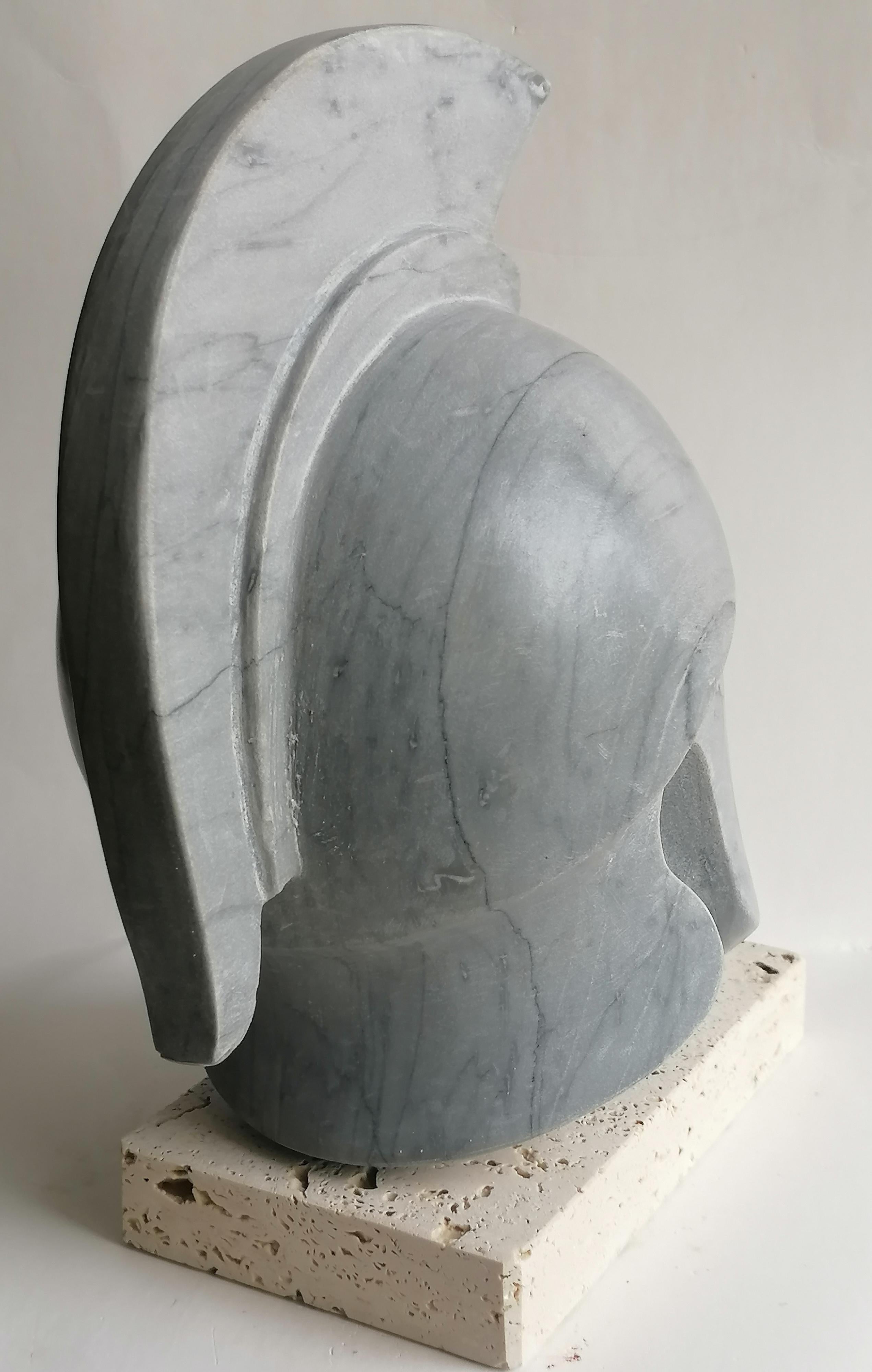 Marmo Scultura di elmo greco corinzio fatta a mano su marmo grigio  -made in Italy in vendita
