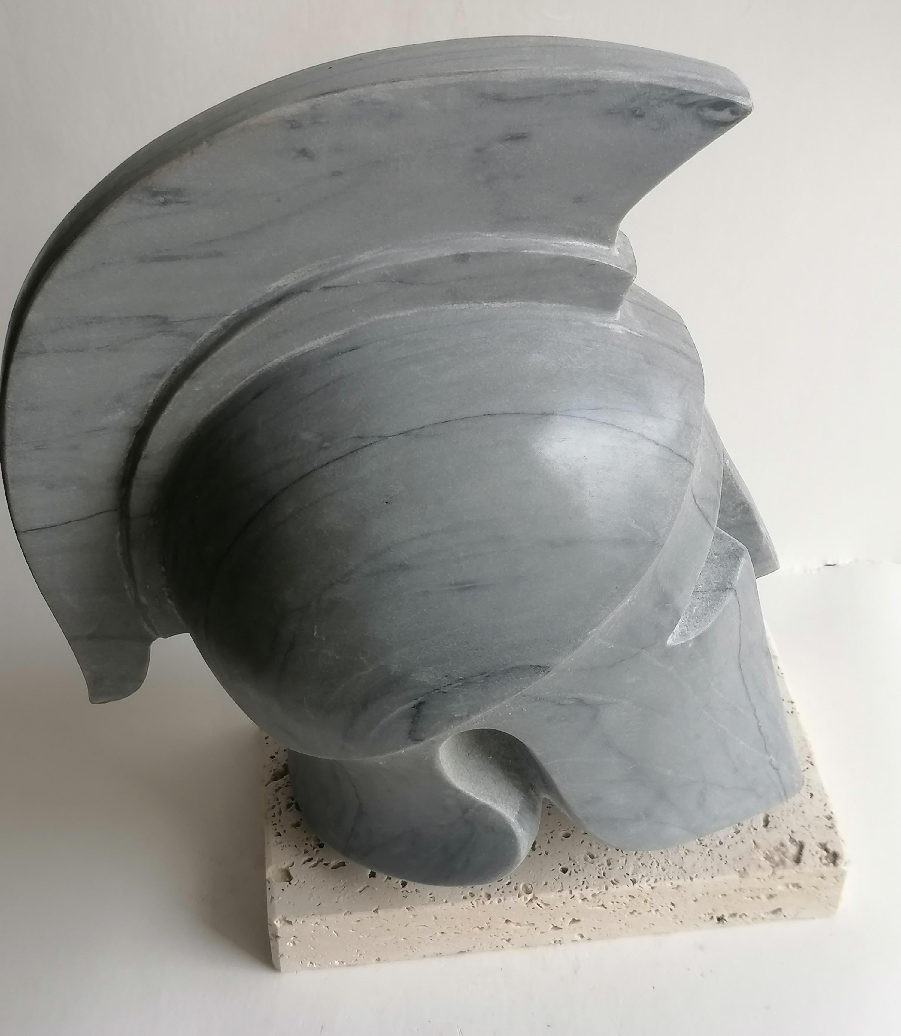 Scultura di elmo greco corinzio fatta a mano su marmo grigio  -made in Italy in vendita 1