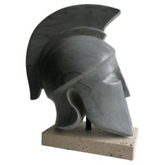 Escultura hecha a mano de un casco griego corintio sobre mármol gris  -fabricado en Italia