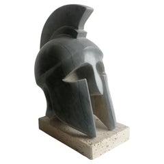 Escultura hecha a mano de un casco griego corintio sobre mármol gris -fabricado en Italia