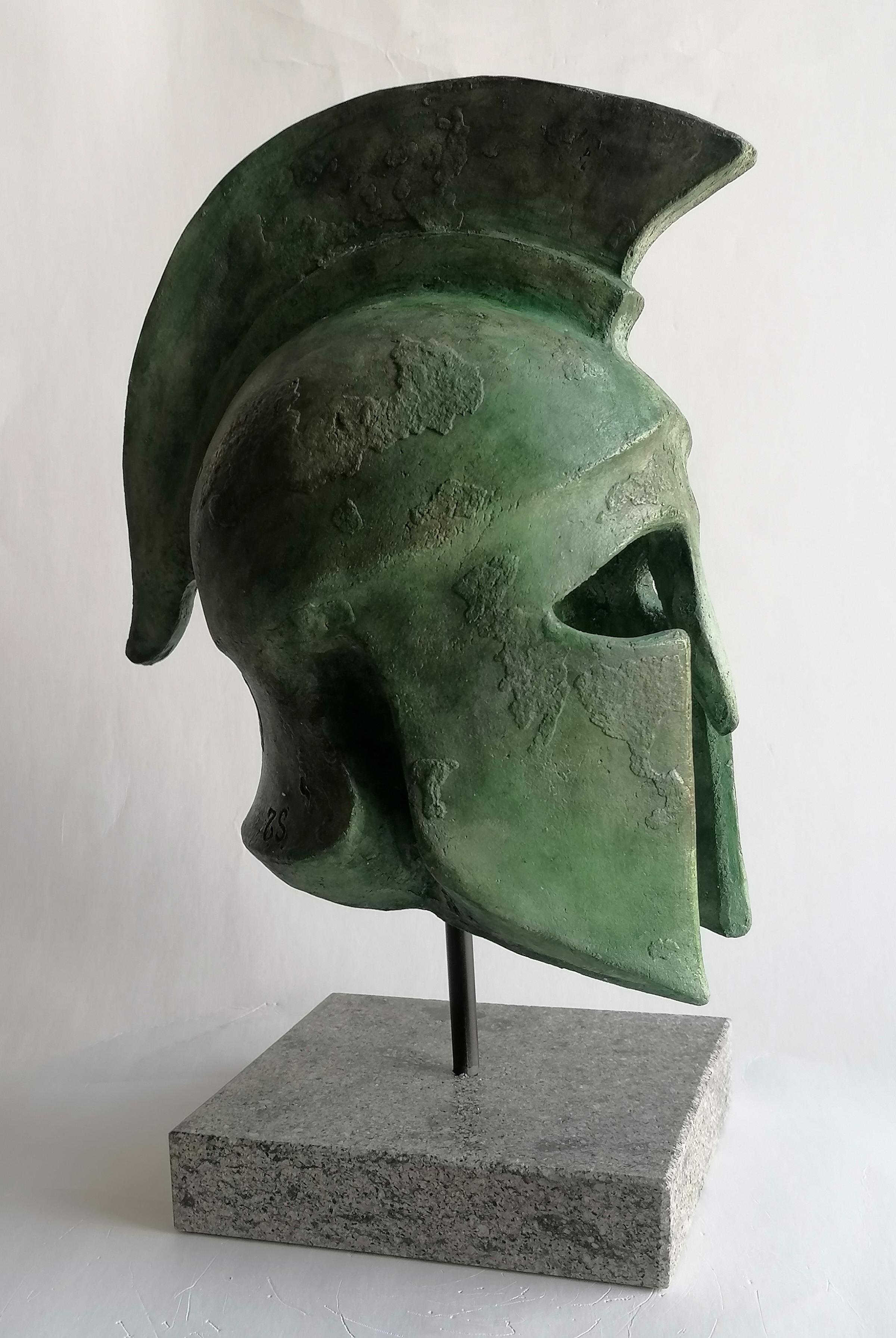 Scultura di elmo greco fatta a mano su ceramica patinata bronzo -made in Italy in vendita 2