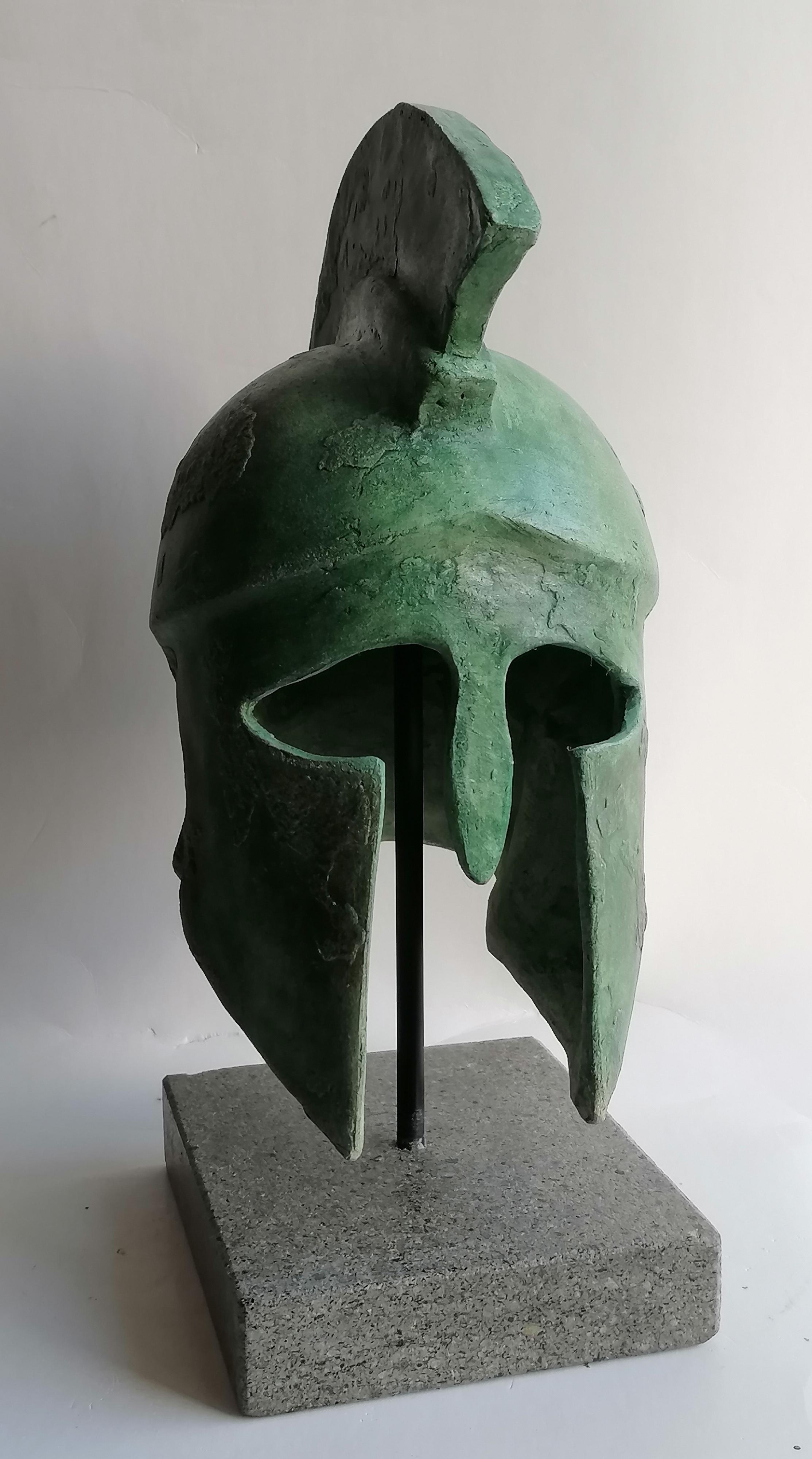 El casco corintio era el tipo de casco griego que ofrecía la mejor protección en batalla para la cabeza en la antigua Grecia.
En la antigua Roma, fue introducido por los etruscos o los pueblos de la Magna Grecia pero, debido a su elevado coste, sólo