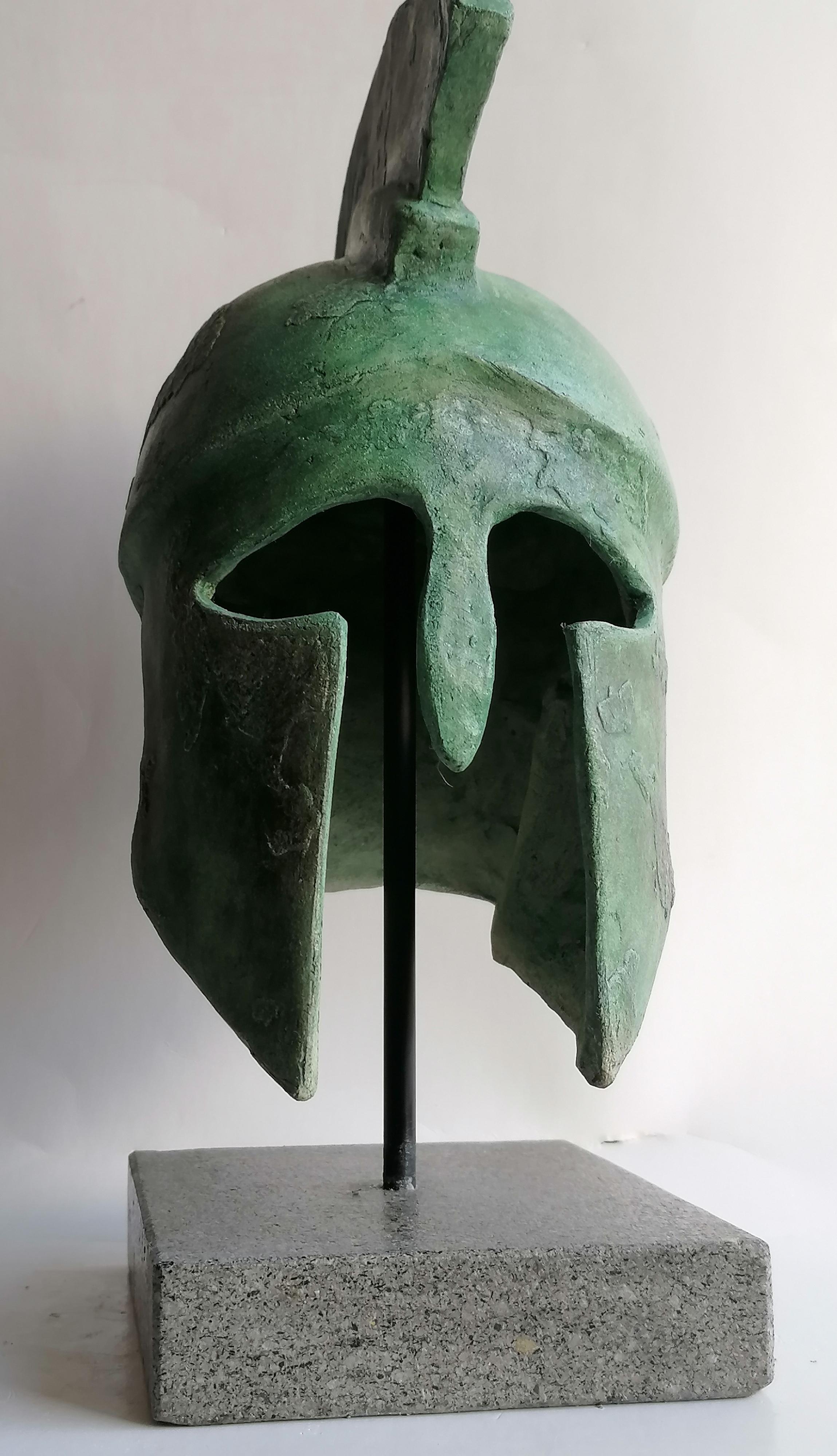 Escultura de casco griego hecha a mano en cerámica revestida de bronce -made in Italy Griego clásico en venta