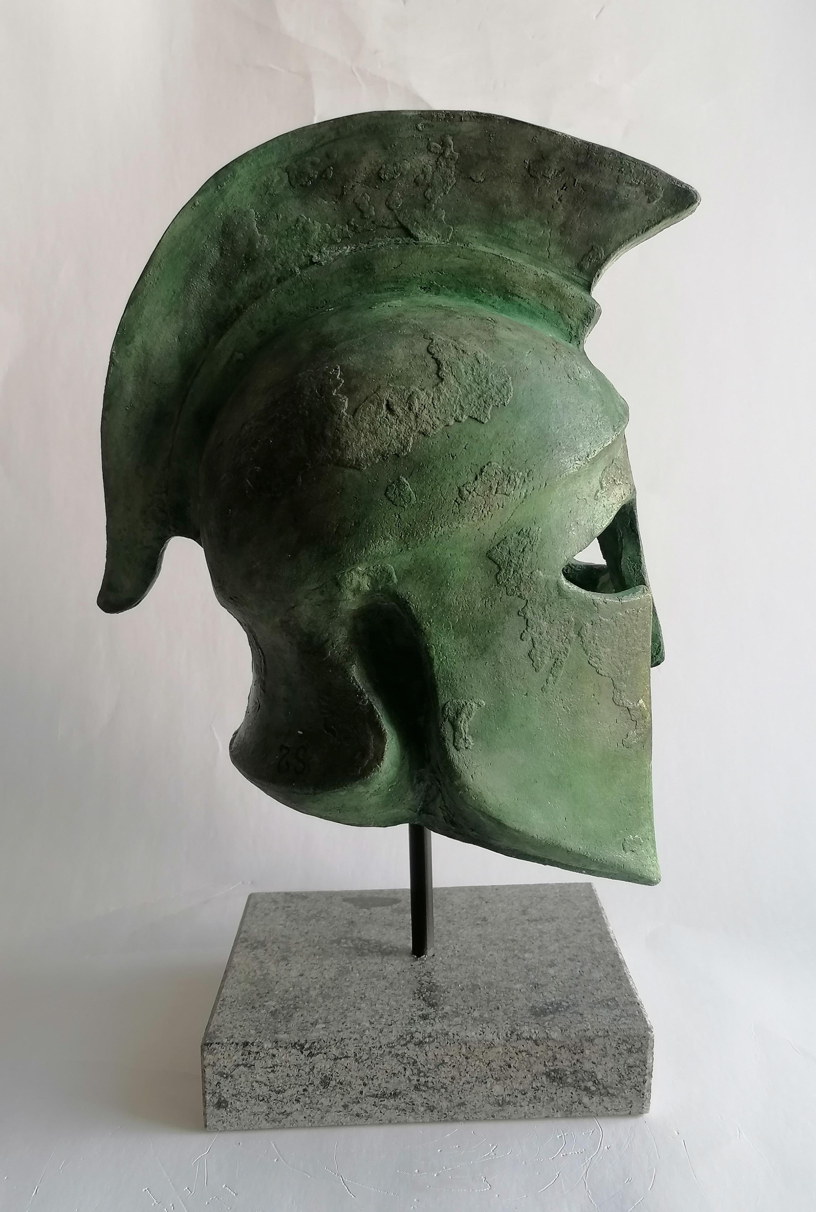 Greco classico Scultura di elmo greco fatta a mano su ceramica patinata bronzo -made in Italy in vendita