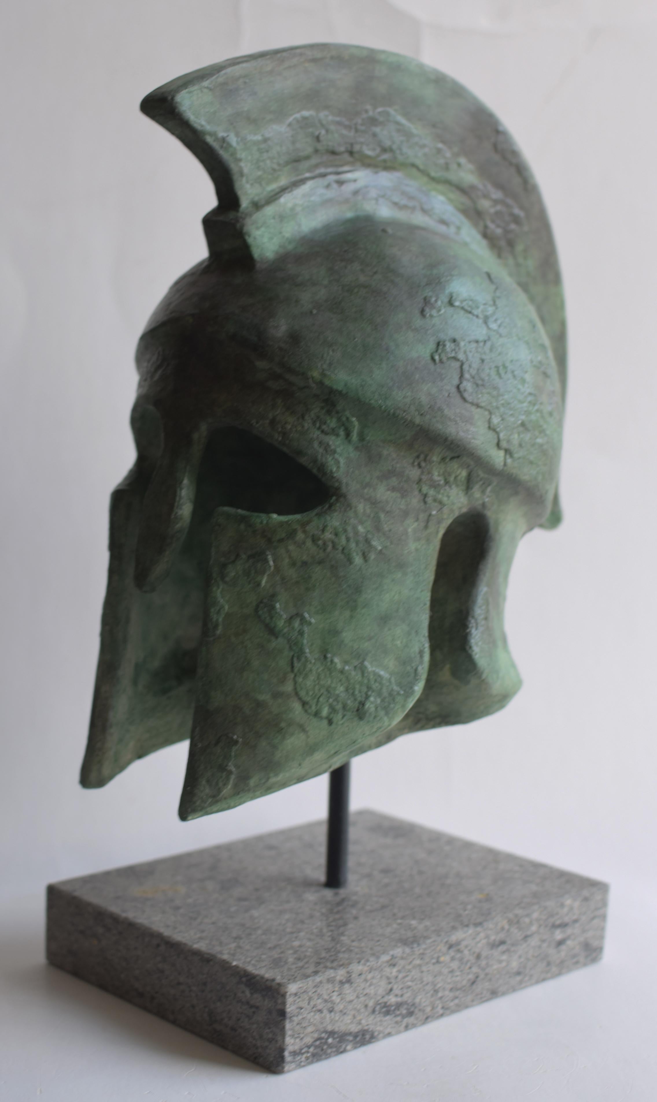 Greco classico Scultura di elmo greco fatta a mano su ceramica patinata bronzo -made in Italy in vendita