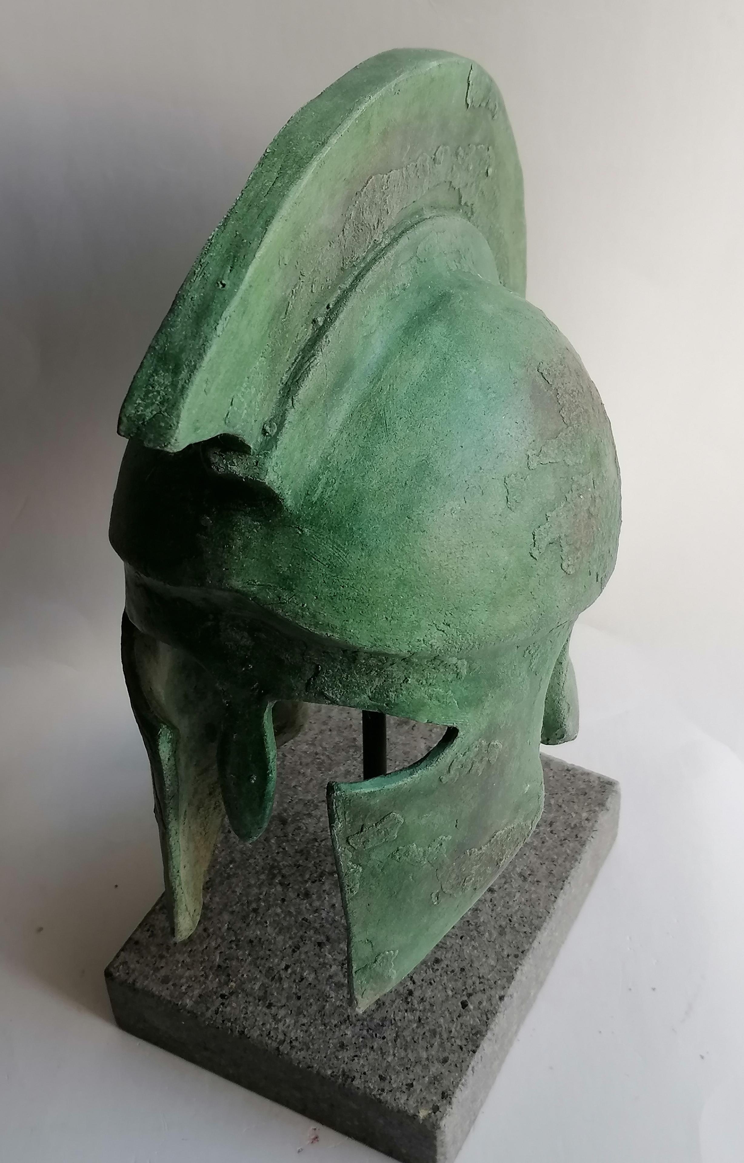 Escultura de casco griego hecha a mano en cerámica revestida de bronce -made in Italy Italian en venta