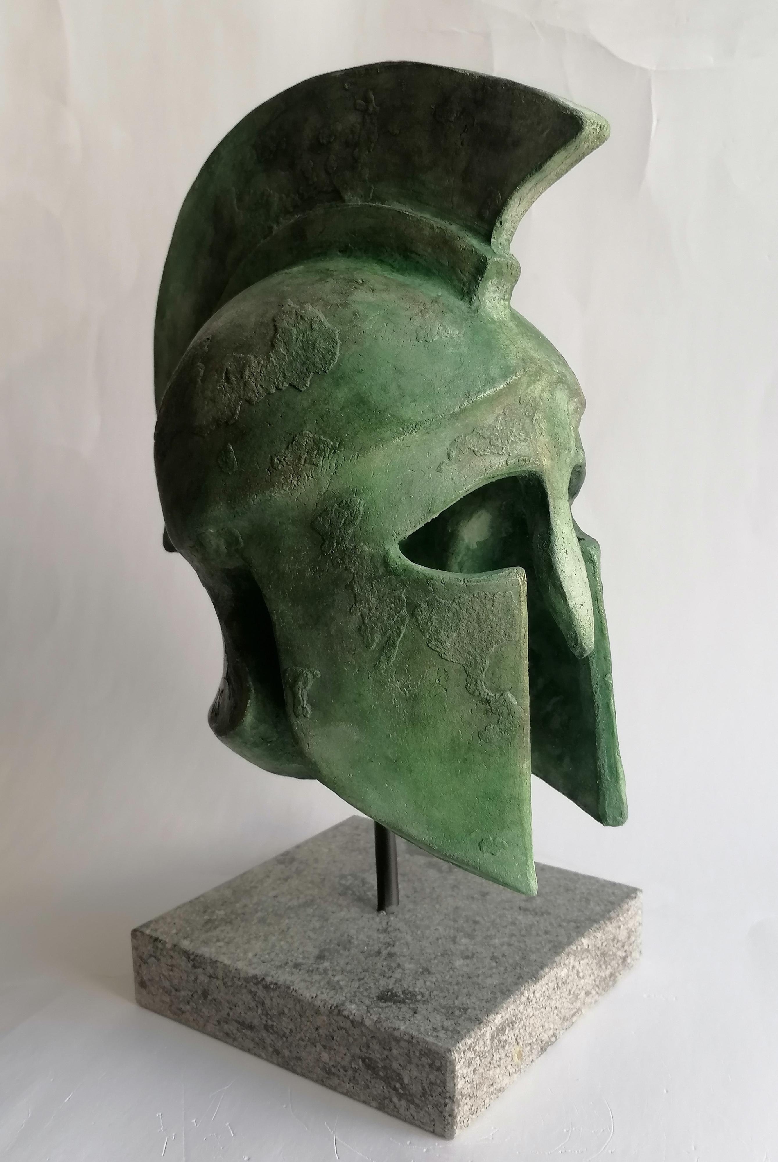 Italiano Scultura di elmo greco fatta a mano su ceramica patinata bronzo -made in Italy in vendita