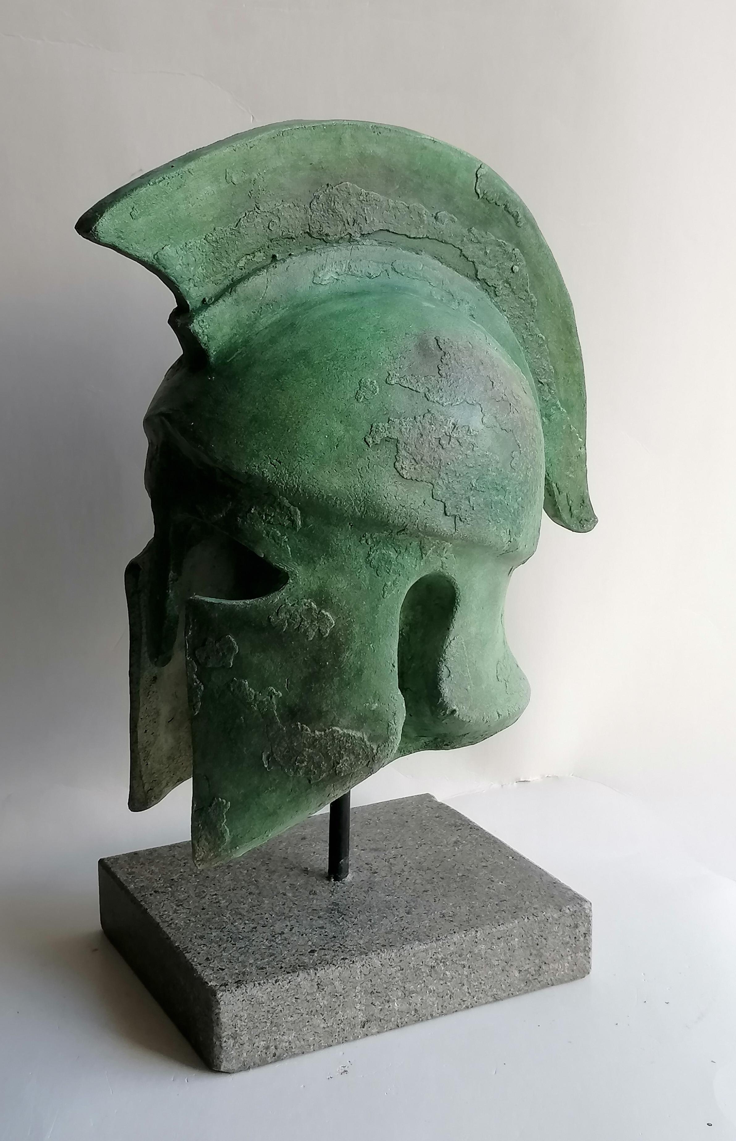 Escultura de casco griego hecha a mano en cerámica revestida de bronce -made in Italy Hecho a mano en venta