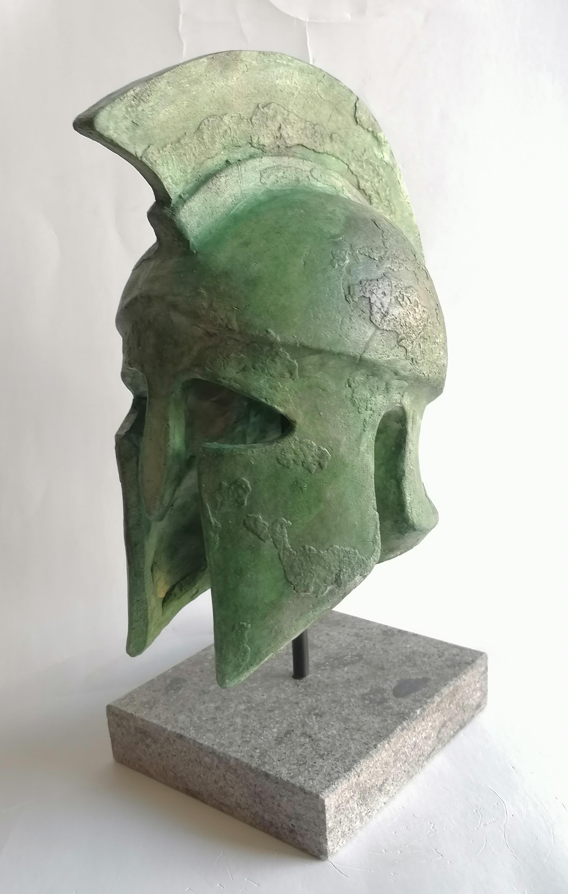 Fatto a mano Scultura di elmo greco fatta a mano su ceramica patinata bronzo -made in Italy in vendita