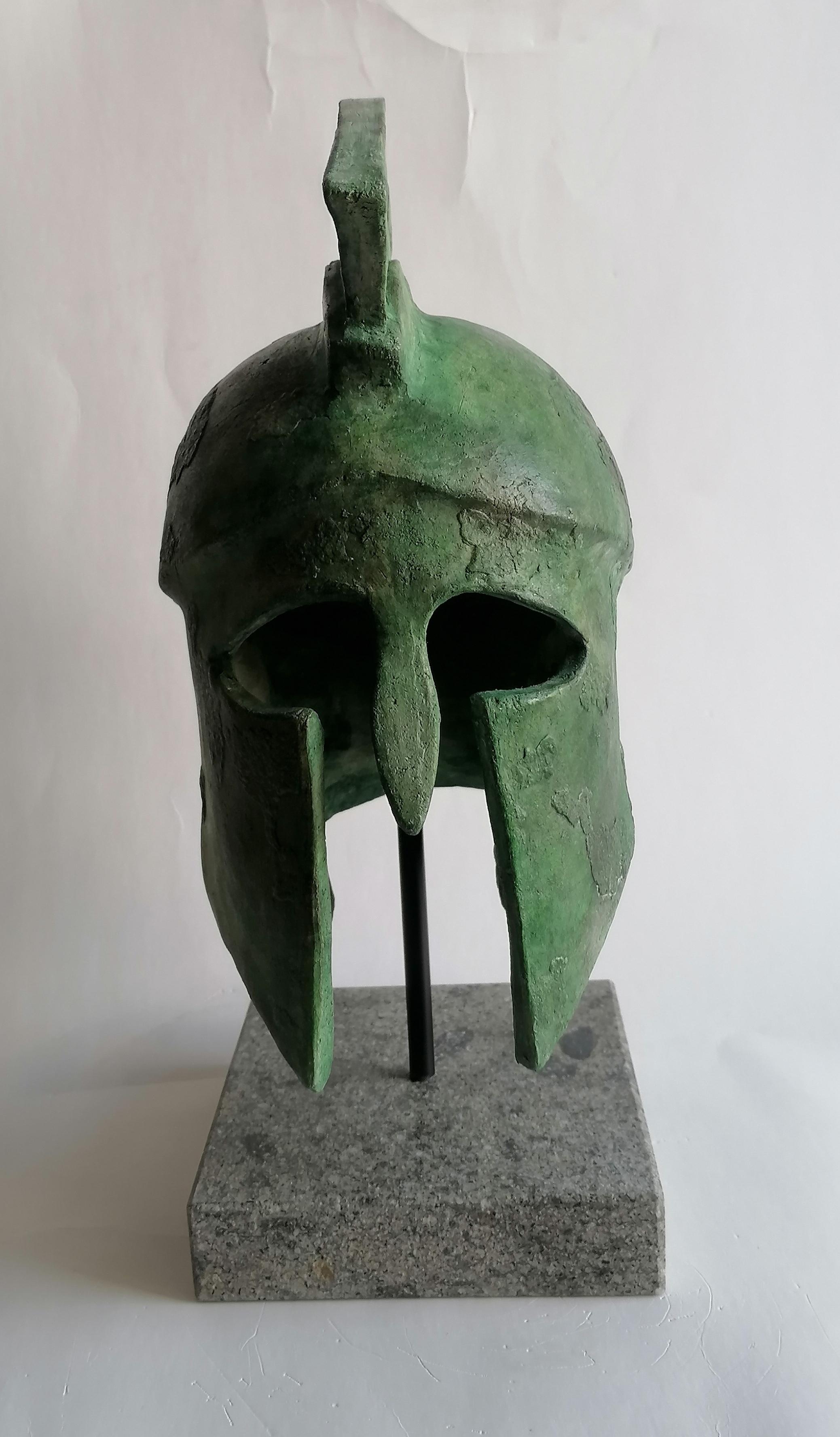 Fatto a mano Scultura di elmo greco fatta a mano su ceramica patinata bronzo -made in Italy in vendita