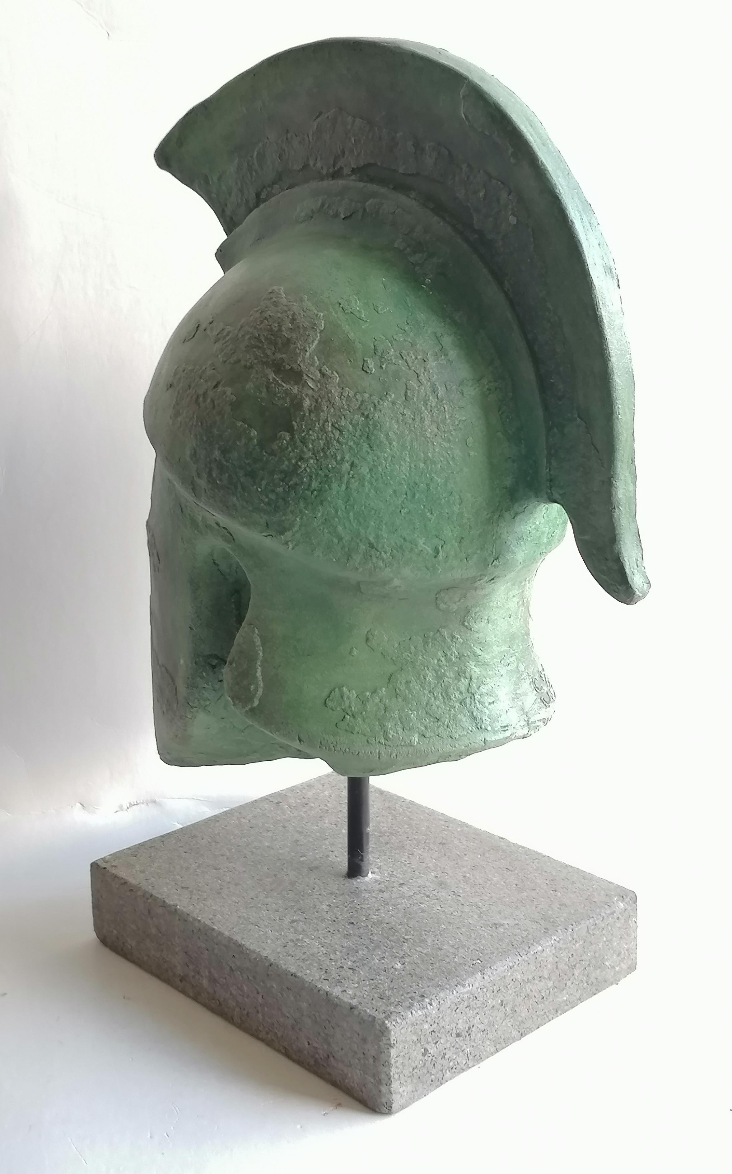 Escultura de casco griego hecha a mano en cerámica revestida de bronce -made in Italy en Bueno estado para la venta en Tarquinia, IT