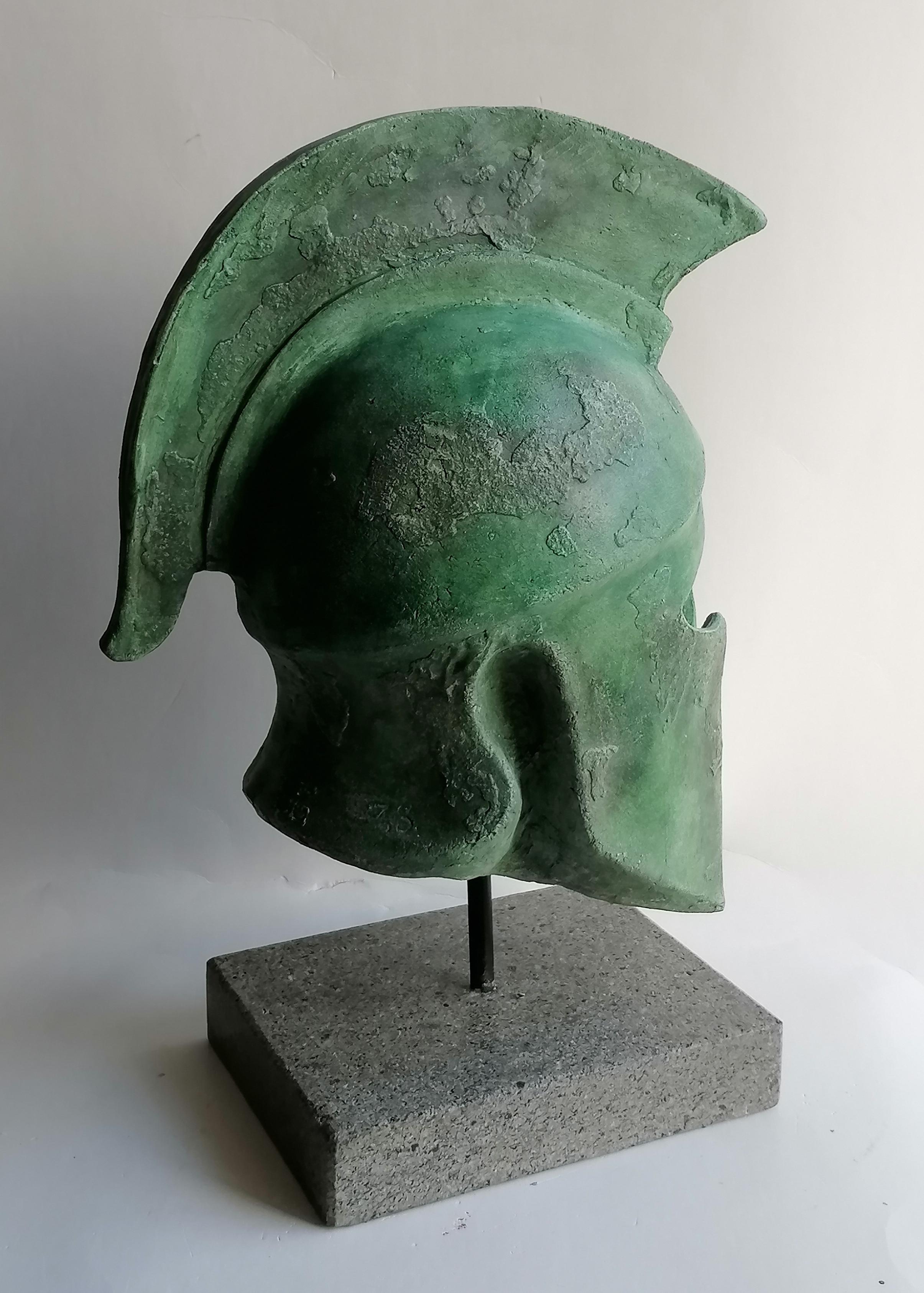 Escultura de casco griego hecha a mano en cerámica revestida de bronce -made in Italy Contemporáneo en venta