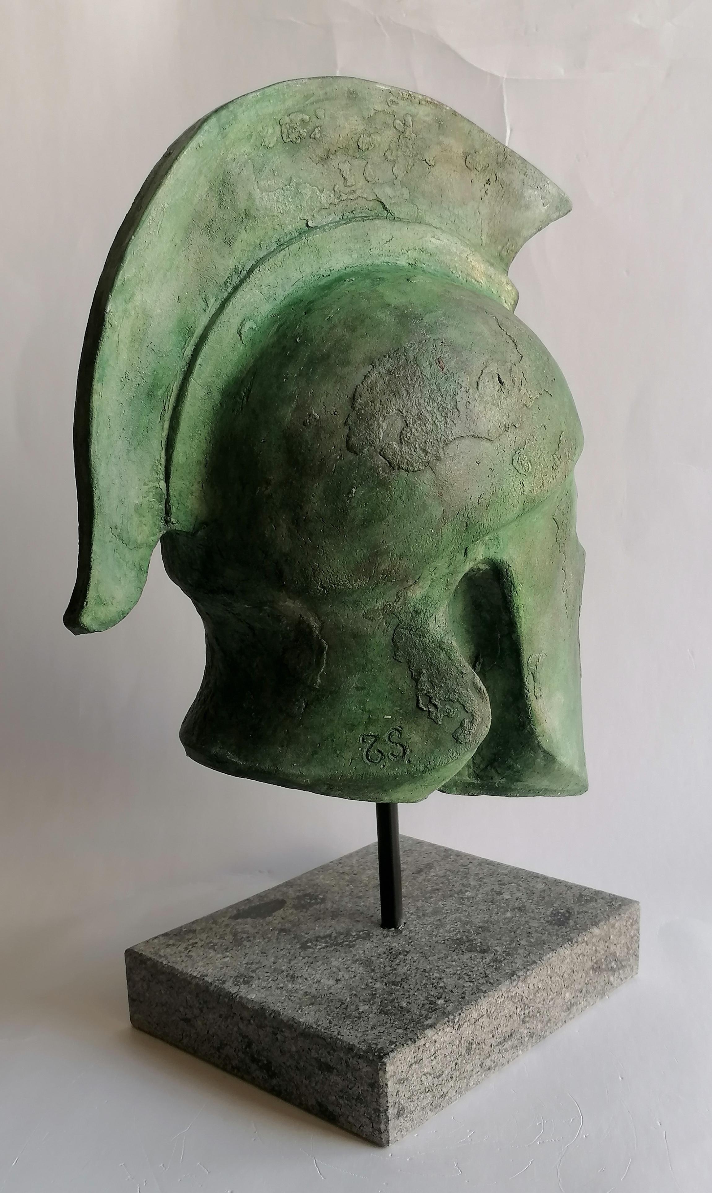 XXI secolo e contemporaneo Scultura di elmo greco fatta a mano su ceramica patinata bronzo -made in Italy in vendita
