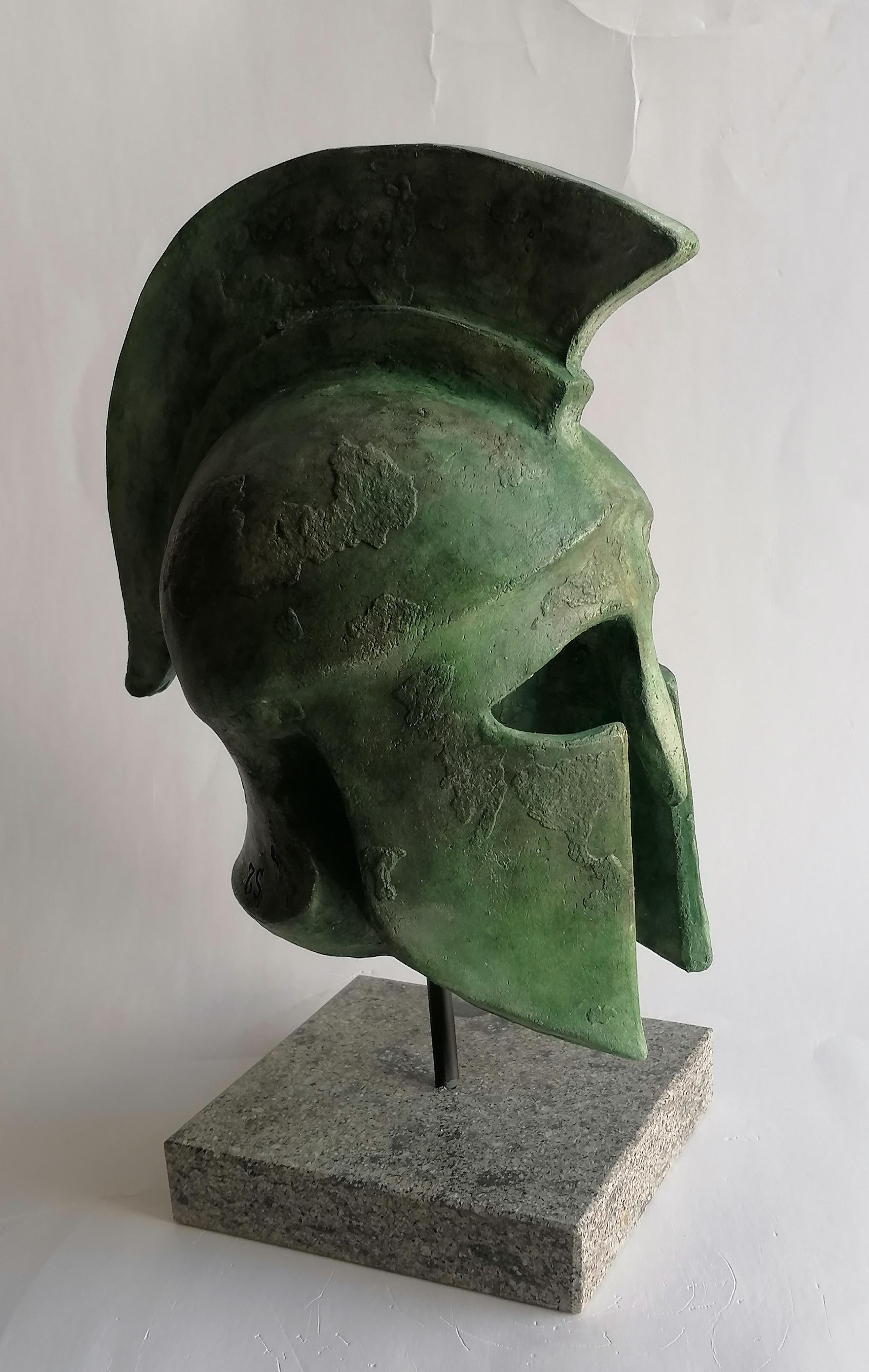 Ceramica Scultura di elmo greco fatta a mano su ceramica patinata bronzo -made in Italy in vendita