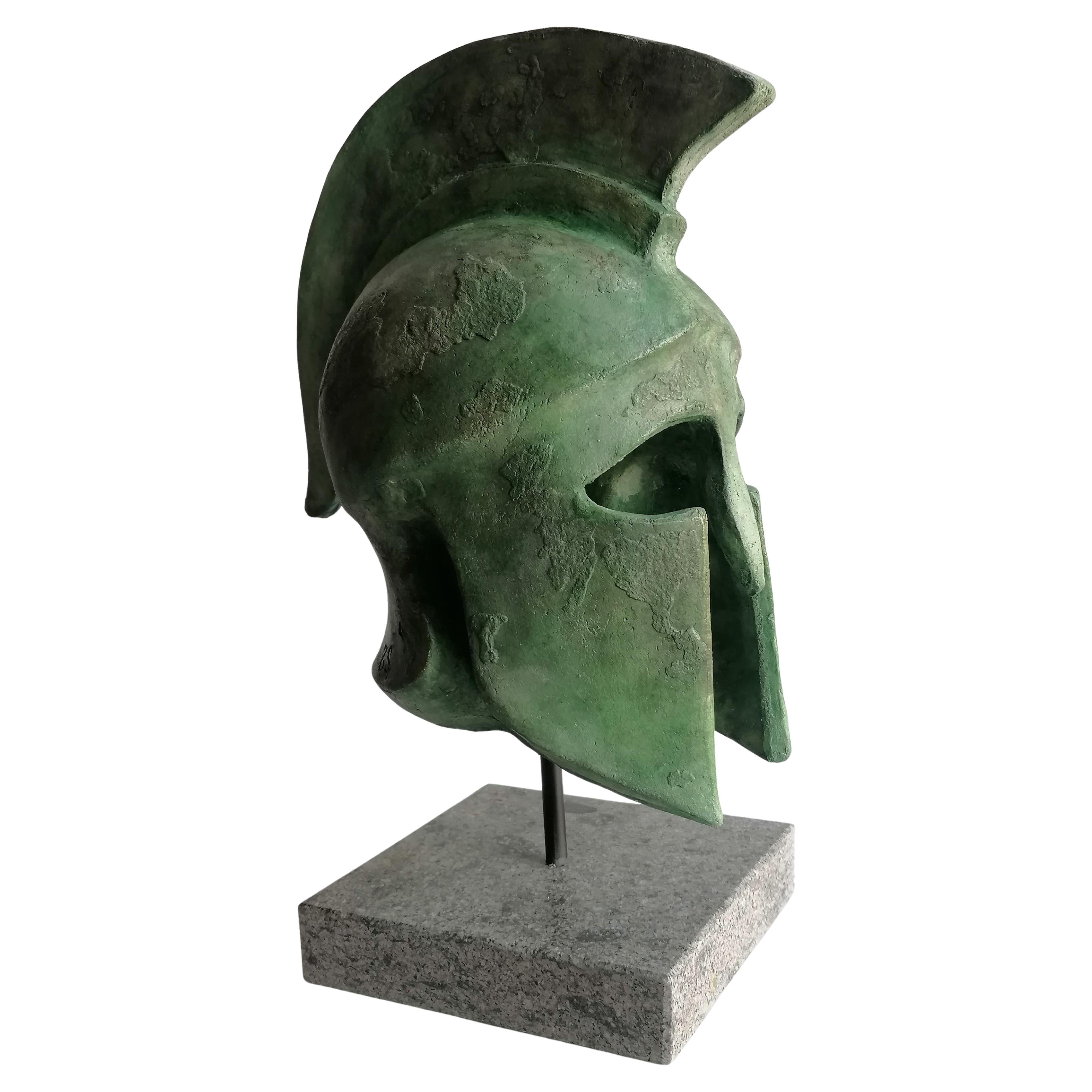 Scultura di elmo greco fatta a mano su ceramica patinata bronzo -made in Italy