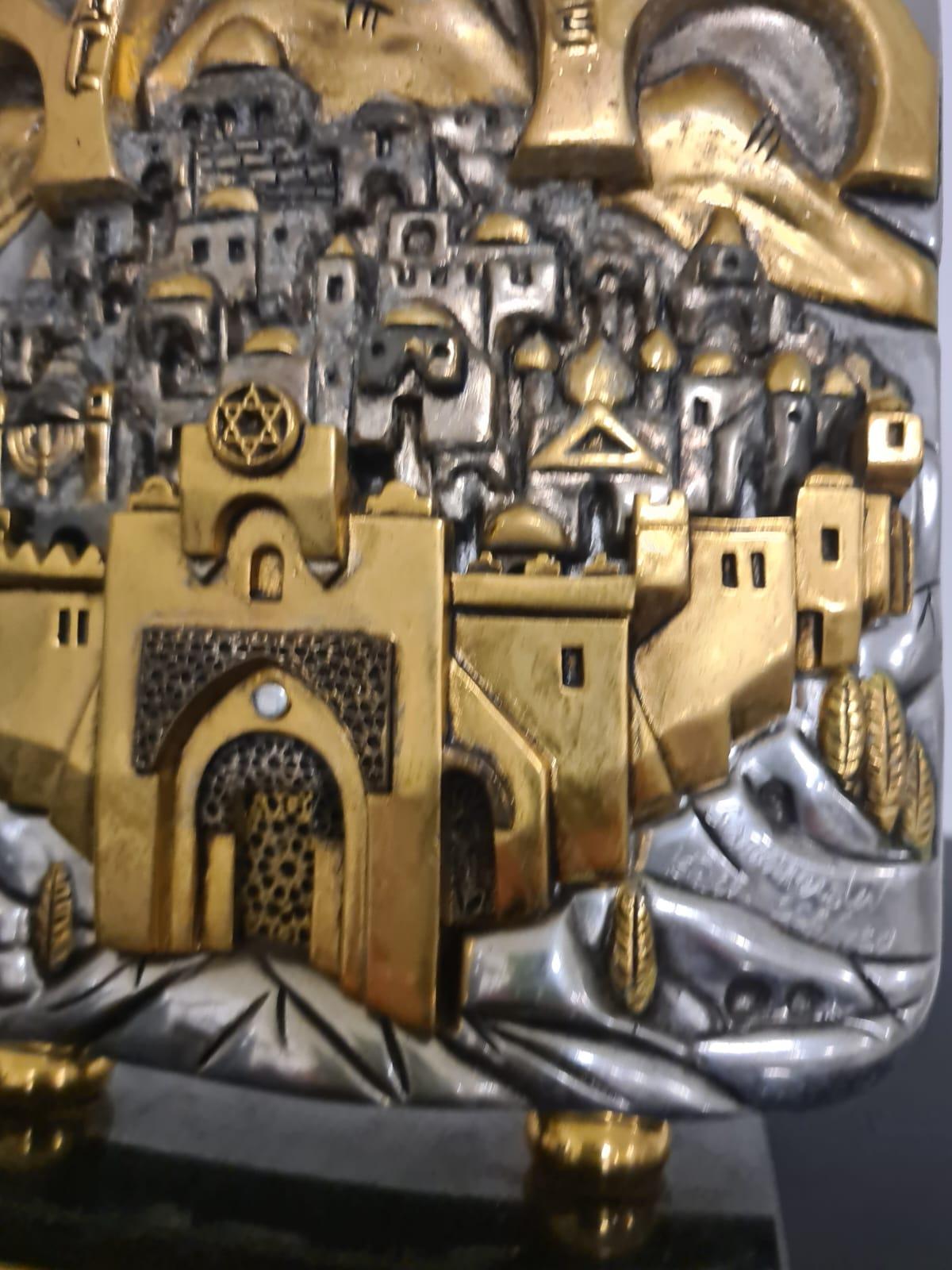 Escultura de Frank Meisler, arte judío. Chapado en plata y oro. Late 20th Century en venta