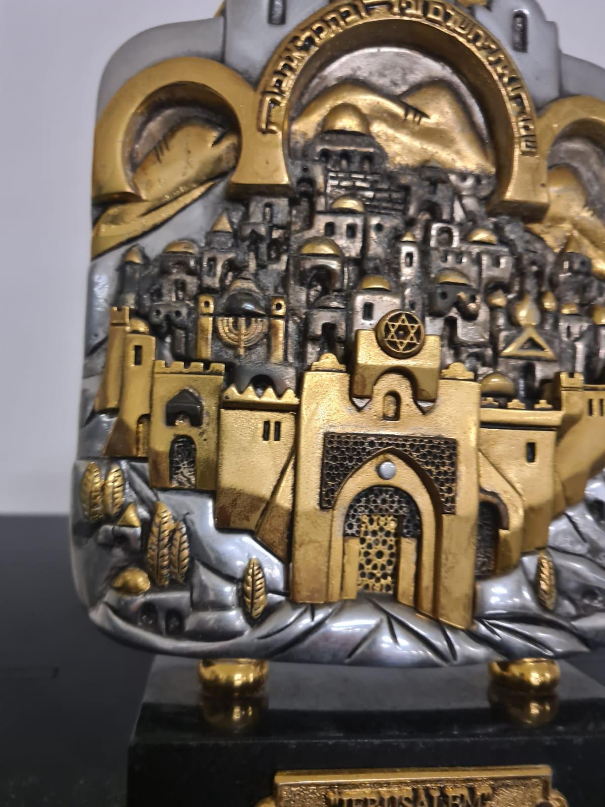 Escultura de Frank Meisler, arte judío. Chapado en plata y oro. Metal en venta