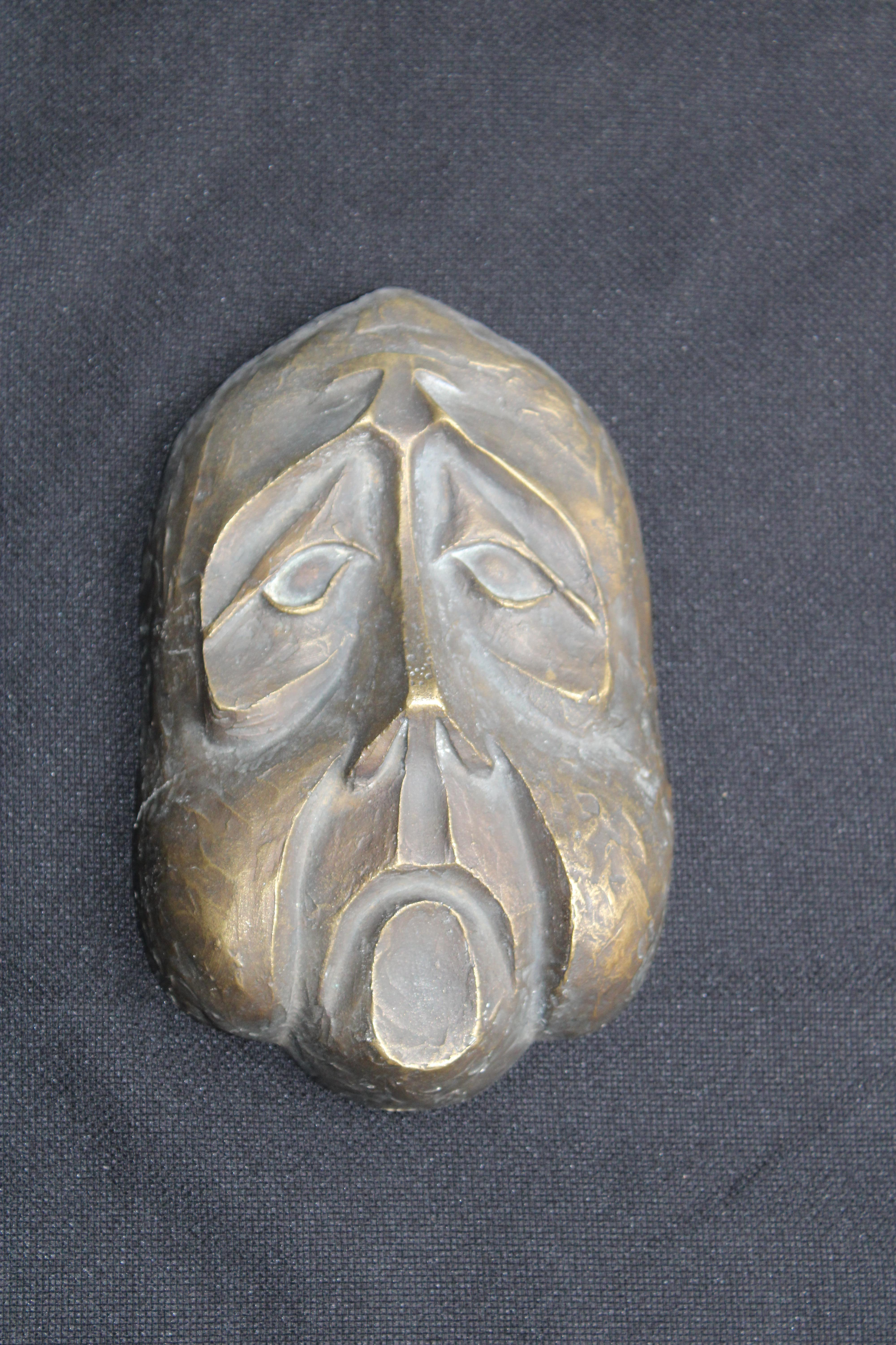 Maschera in Solido bronzo a cera persa prodotto da BRONZARTE  con carattere e molto divertente.