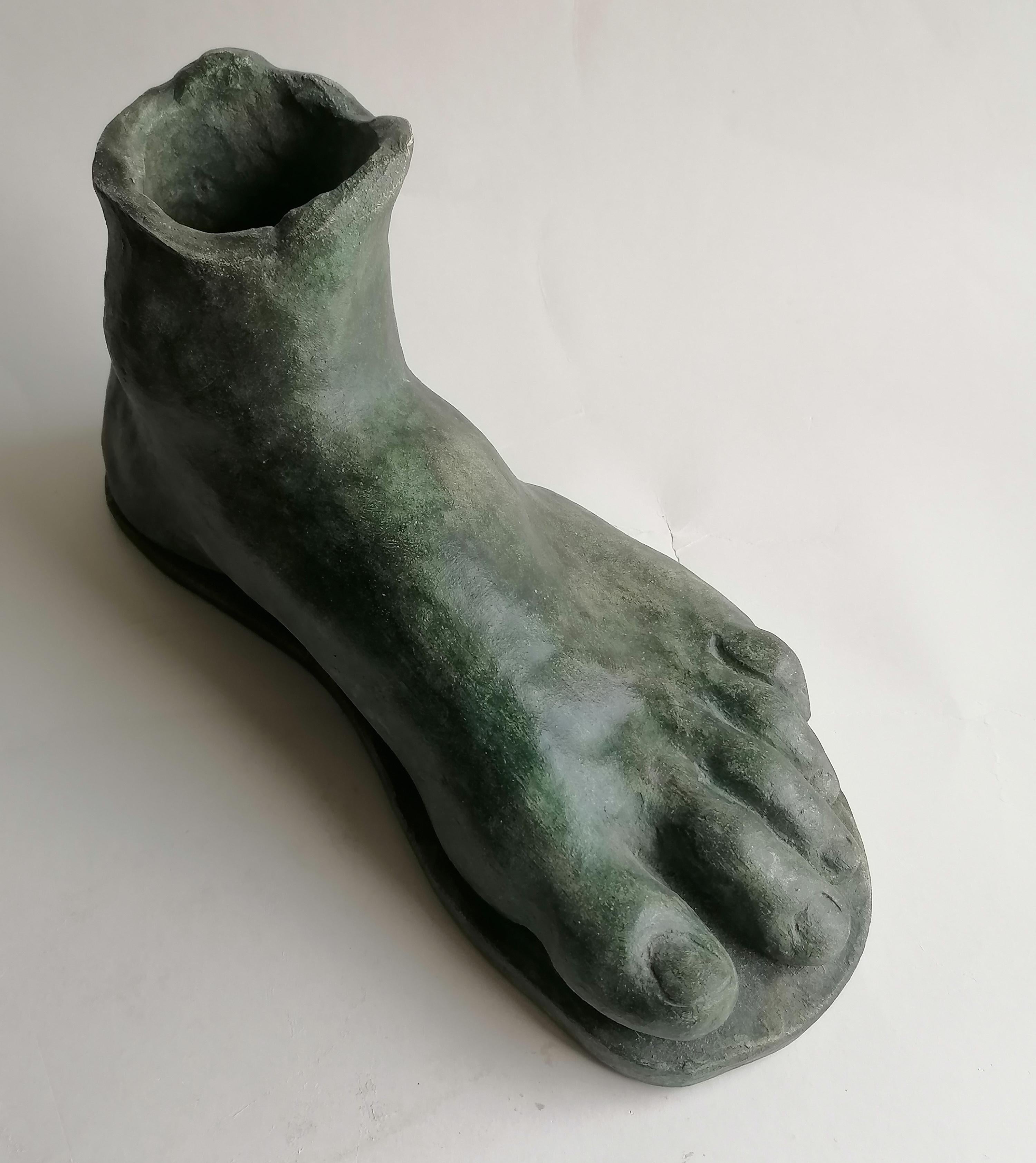 Skulptur Fußfragment, Fuß Keramik, Fuß Bronze
Bronze patinierte leichte Keramikskulptur 
helle feuerfeste Keramik, Bronze patiniert.
Klassischer Keramikfuß aus Bronze
abmessungen: 26x11x13 cm  gewicht kg 1,4
originalschöpfung von Laboratorio Todini