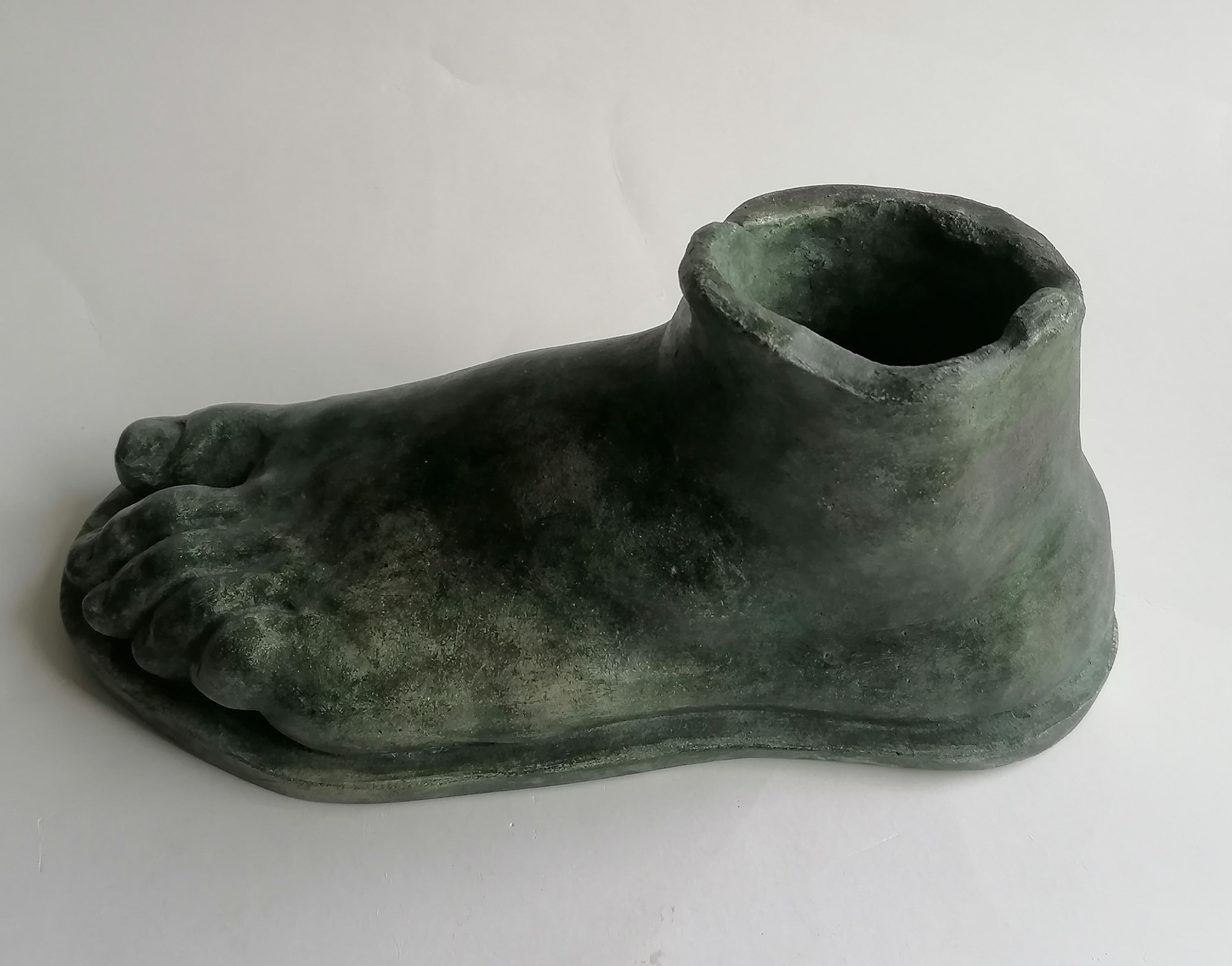 Klassische Fußskulptur aus Keramik mit Bronzepatina, hergestellt in Italien (Klassisch-griechisch) im Angebot