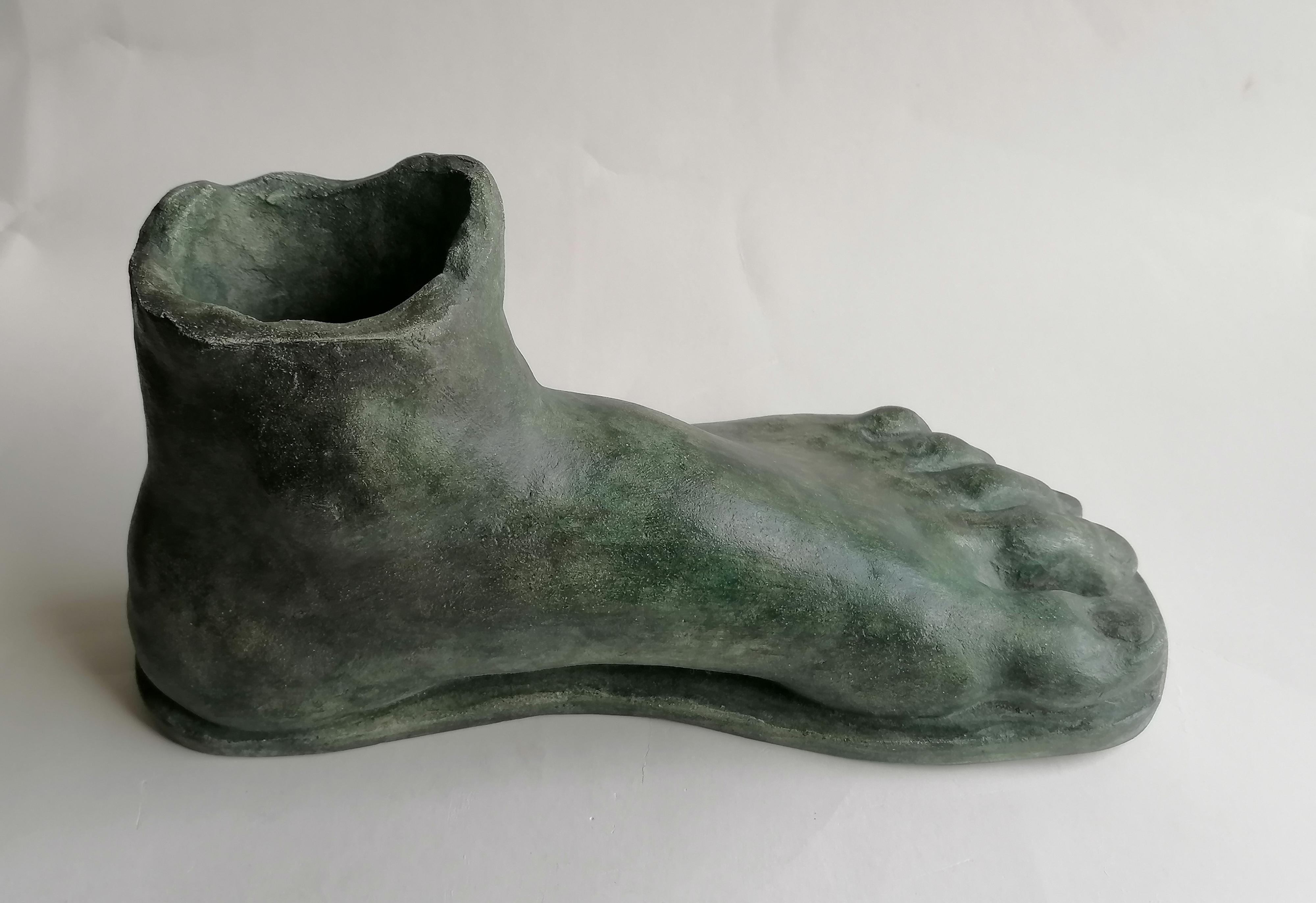 Klassische Fußskulptur aus Keramik mit Bronzepatina, hergestellt in Italien (Italian) im Angebot