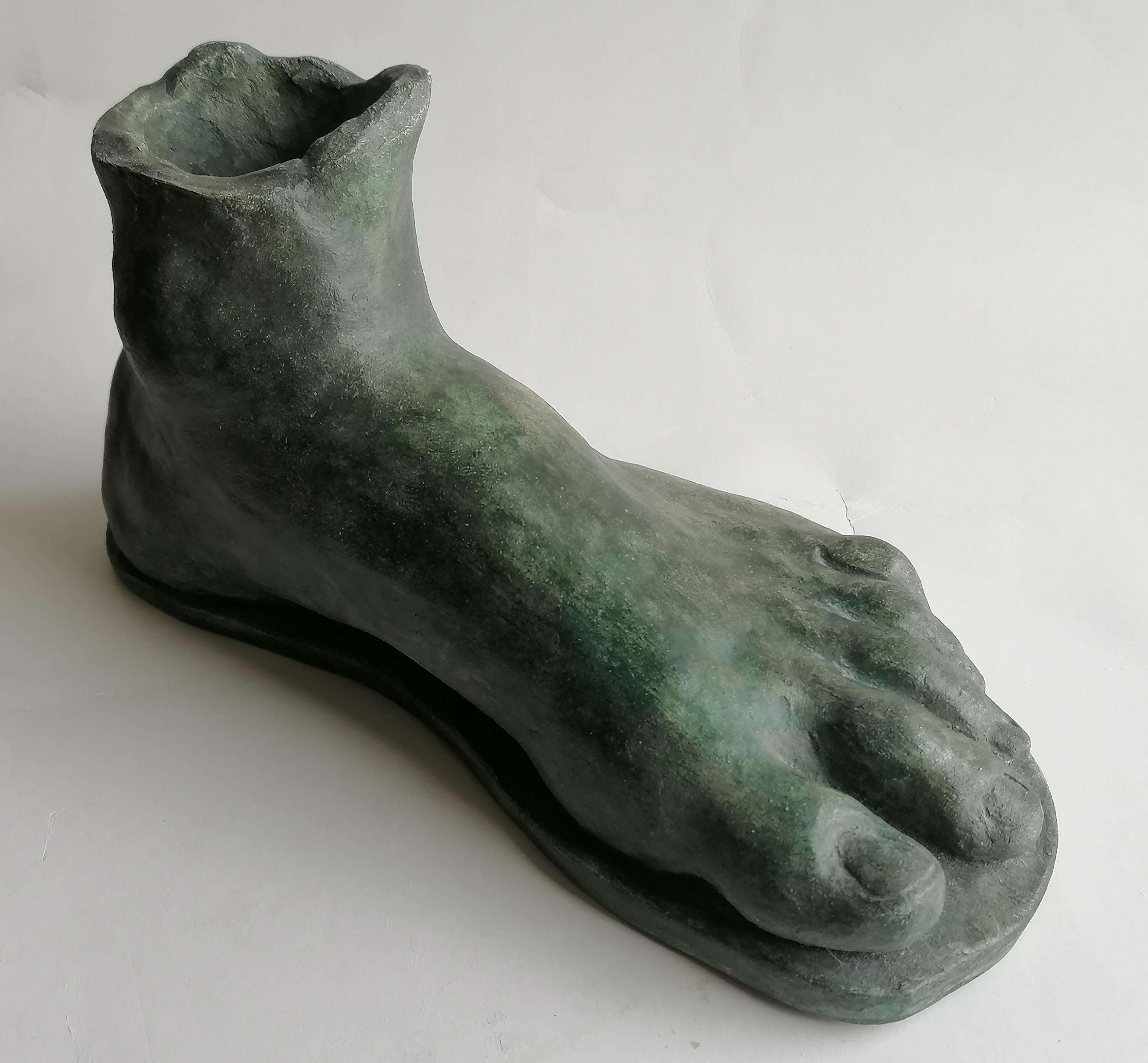 Klassische Fußskulptur aus Keramik mit Bronzepatina, hergestellt in Italien (Handgefertigt) im Angebot