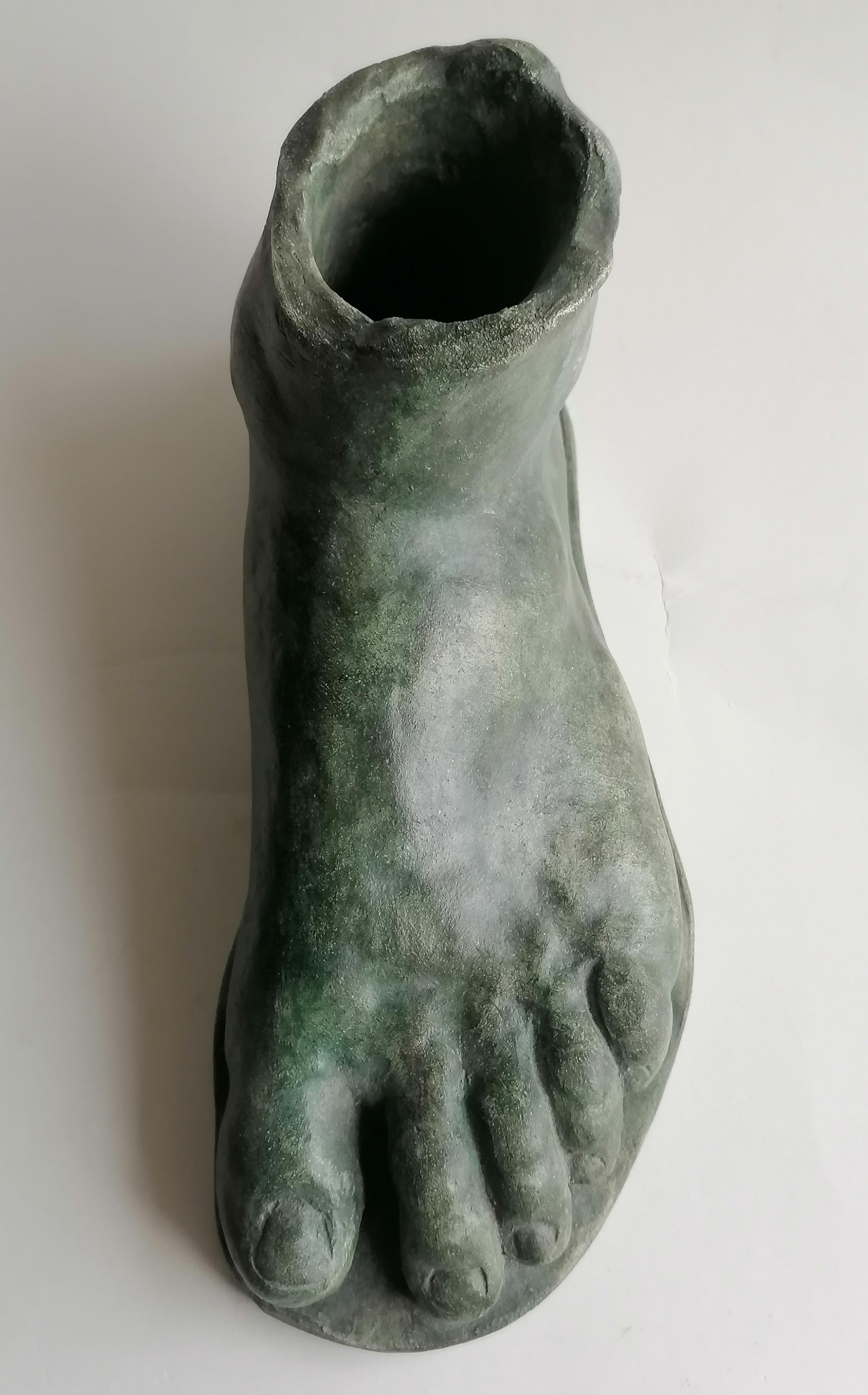 Klassische Fußskulptur aus Keramik mit Bronzepatina, hergestellt in Italien im Zustand „Neu“ im Angebot in Tarquinia, IT