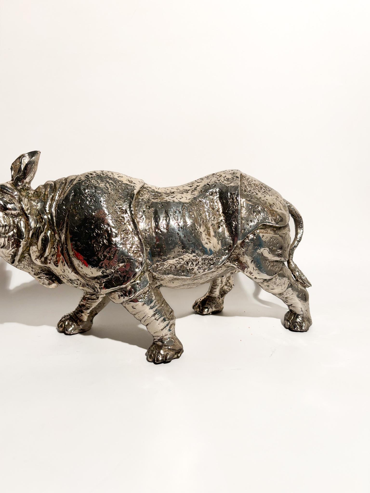 Escultura rinoceronte de metal plateado años 80 en venta 6
