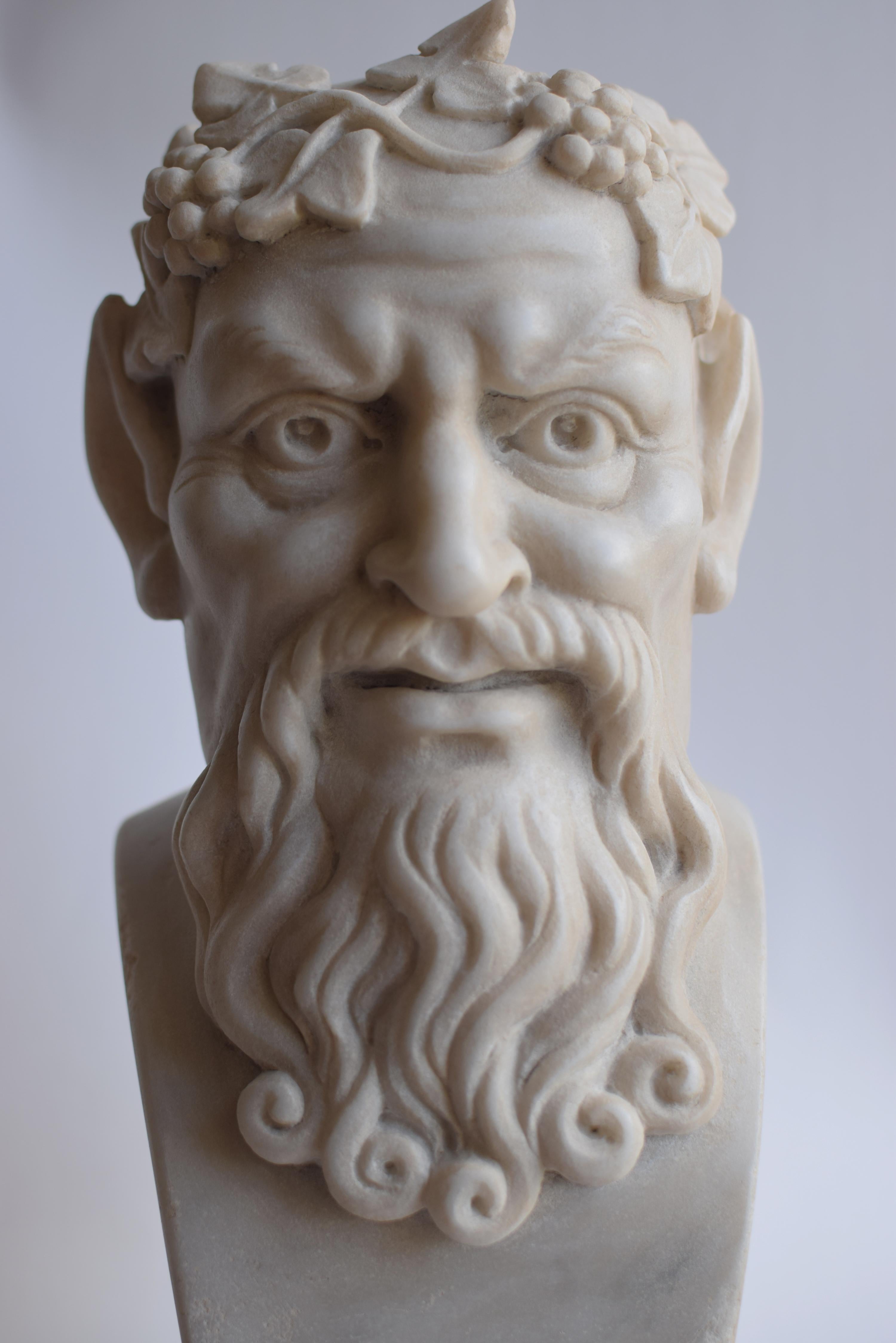 Escultura de sátiro, busto de sátiro, sátiro con uvas, sátiro de mármol
Cabeza de sátiro con uvas  tallada en un hermoso mármol blanco de Carrara, 
Descansa sobre una base torneada de mármol blanco de Carrara
Se entiende que la altura indicada en la