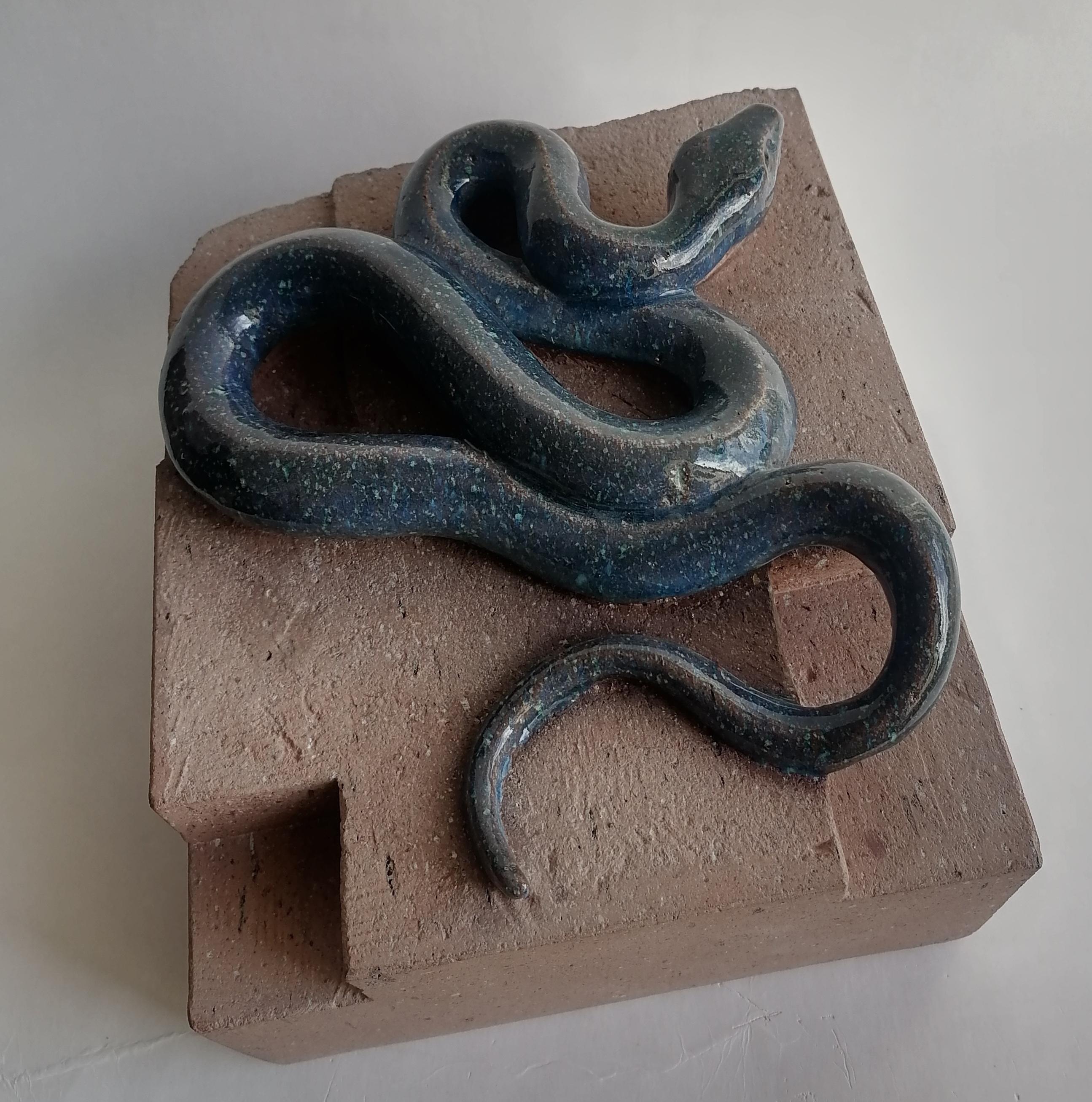 Realistische Skulptur einer Schlange, die auf Vulkangestein ausgeführt und anschließend glasiert, dekoriert und bei 1000 Grad gebrannt wurde.
die Fotosequenz zeigt auch die Anfangsphase der Skulptur.
Einzigartiges Sammlerstück, das in der