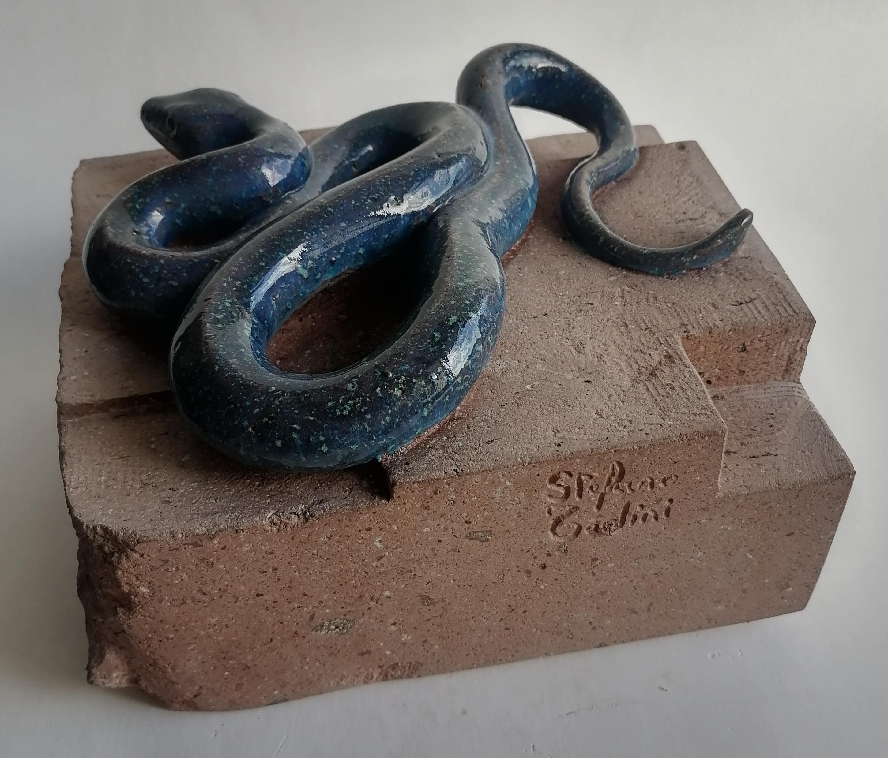 schlangenskulptur auf emailliertem Vulkangestein, hergestellt in Italien - ein Einzelstück (Italian) im Angebot