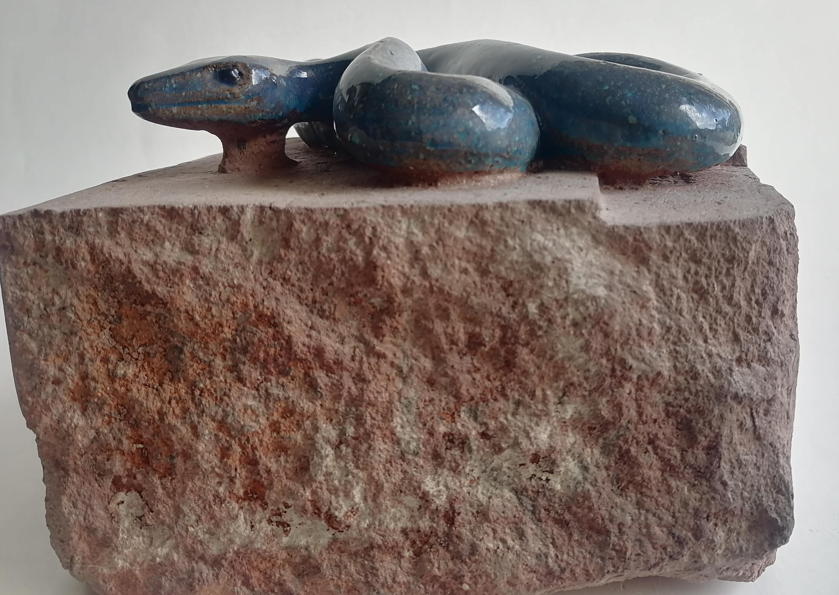 schlangenskulptur auf emailliertem Vulkangestein, hergestellt in Italien - ein Einzelstück (Handgefertigt) im Angebot