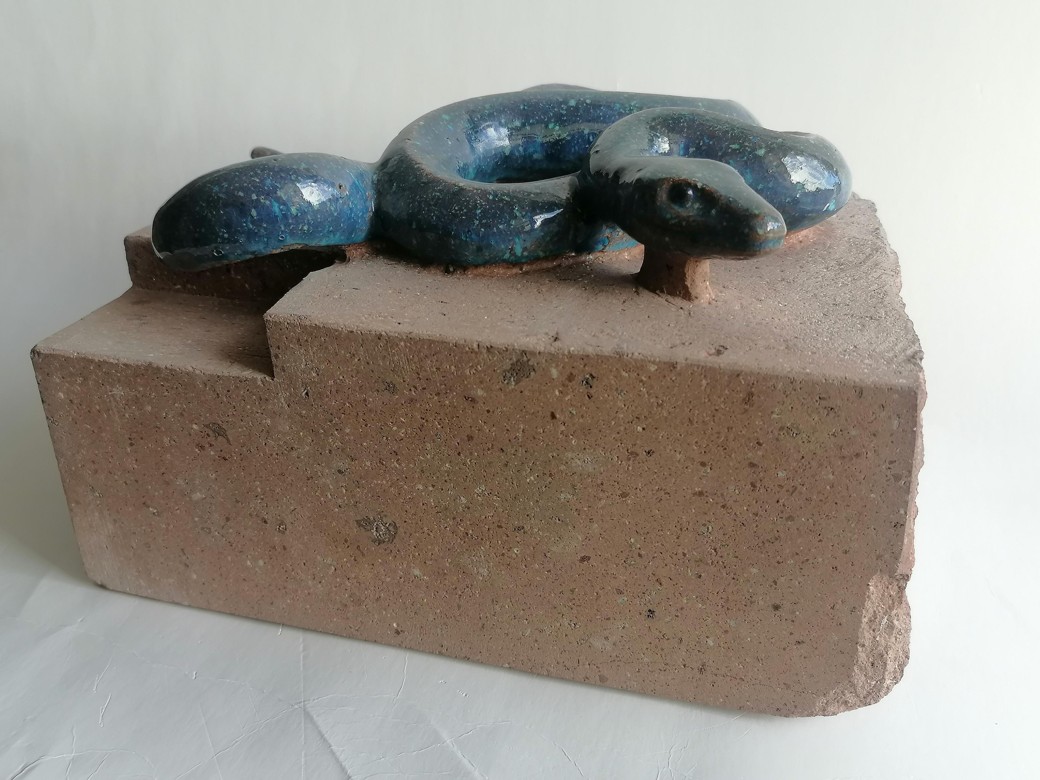 schlangenskulptur auf emailliertem Vulkangestein, hergestellt in Italien - ein Einzelstück im Zustand „Hervorragend“ im Angebot in Tarquinia, IT