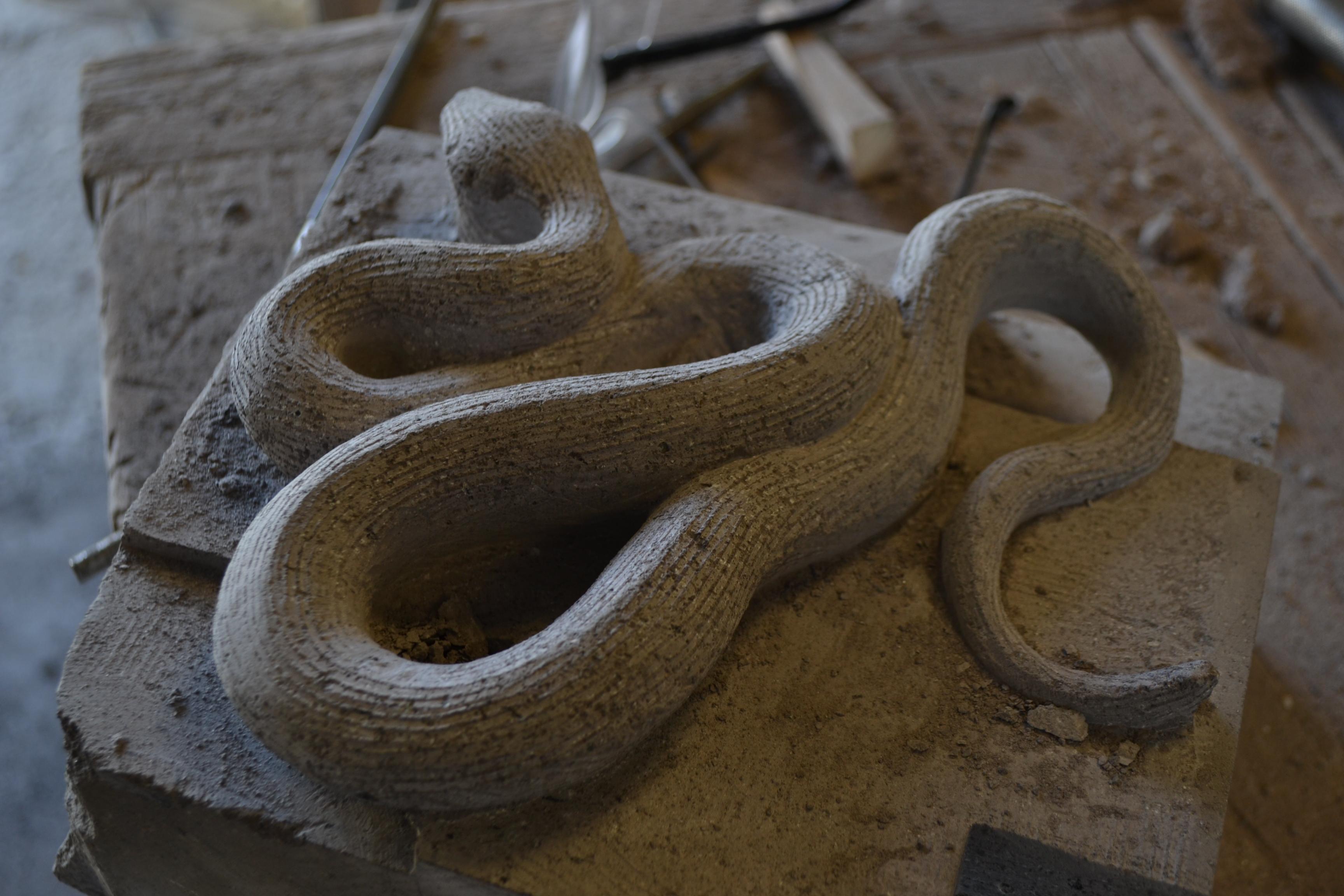 schlangenskulptur auf emailliertem Vulkangestein, hergestellt in Italien - ein Einzelstück (Zeitgenössisch) im Angebot