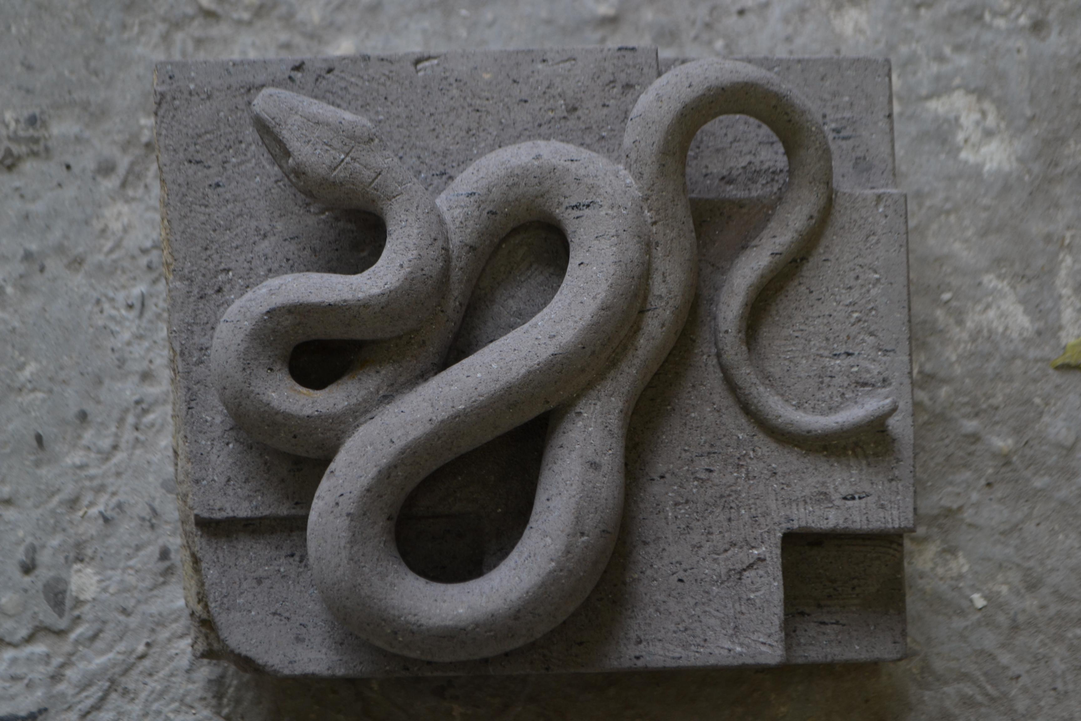 schlangenskulptur auf emailliertem Vulkangestein, hergestellt in Italien - ein Einzelstück (Stein) im Angebot