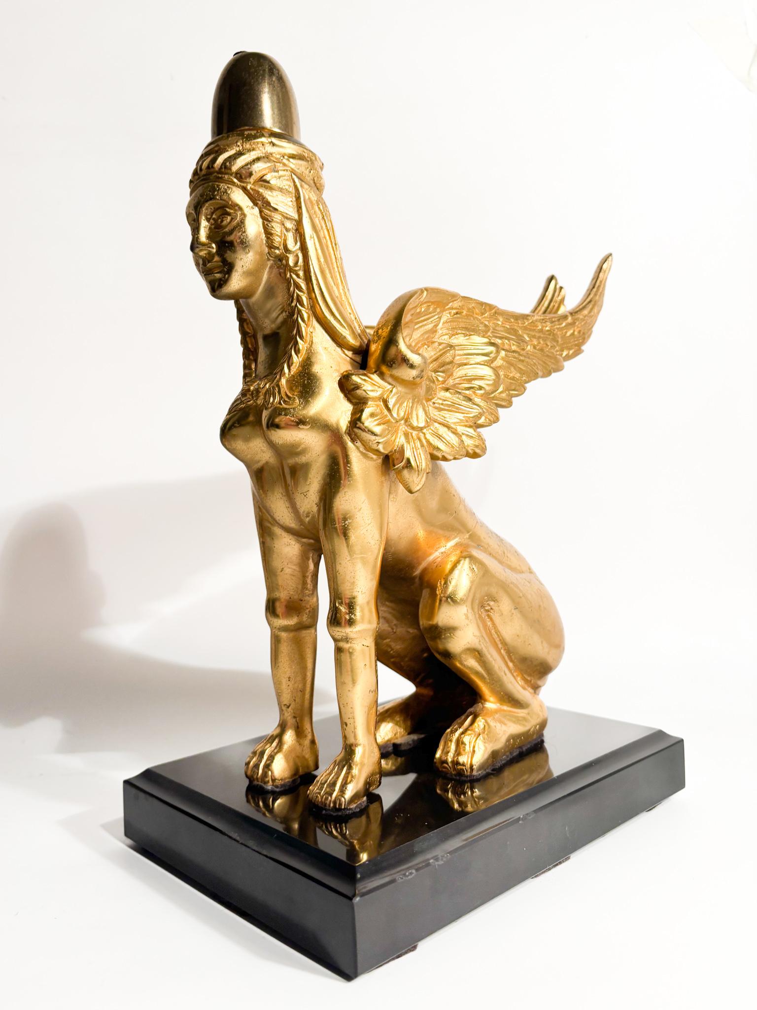 Sculpture du Sphinx en bronze doré reposant sur une base en marbre du 20e siècle en vente 3
