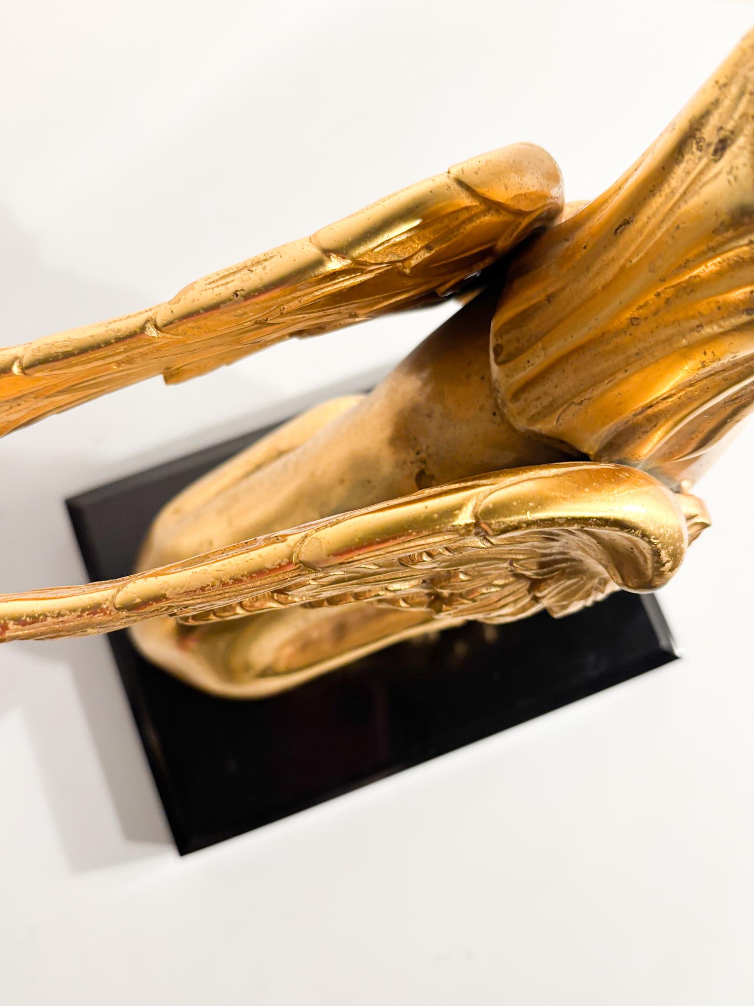 Sculpture du Sphinx en bronze doré reposant sur une base en marbre du 20e siècle en vente 4