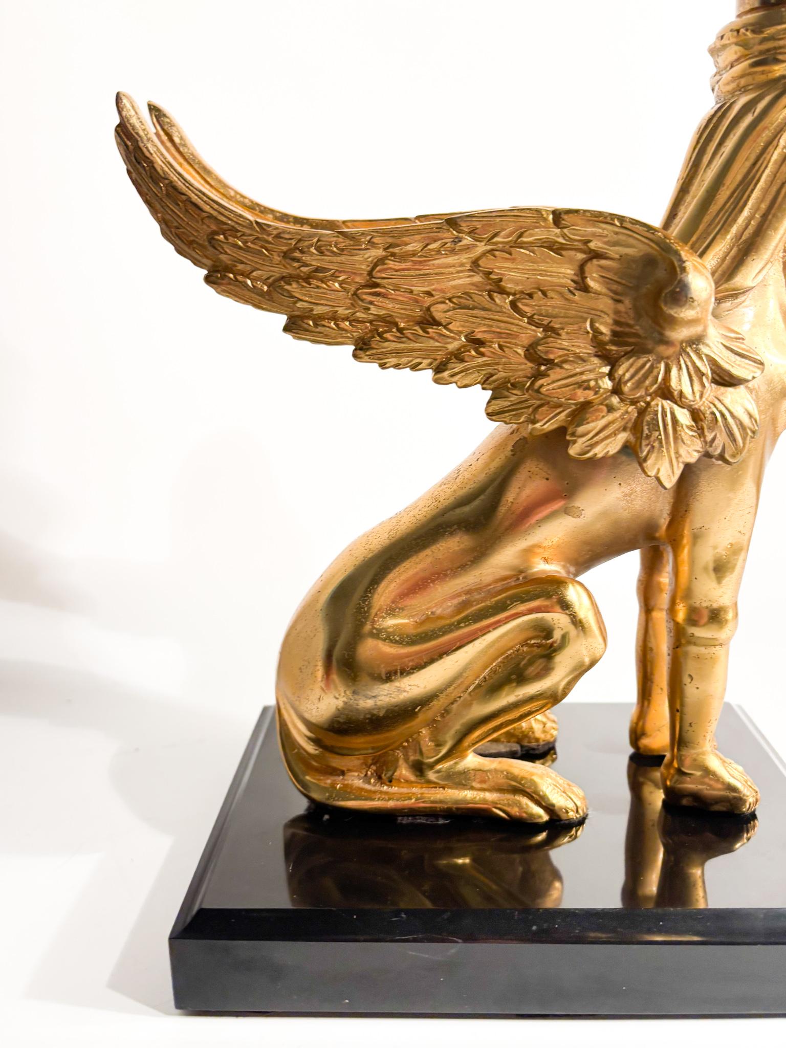 Sculpture du Sphinx en bronze doré reposant sur une base en marbre du 20e siècle en vente 5