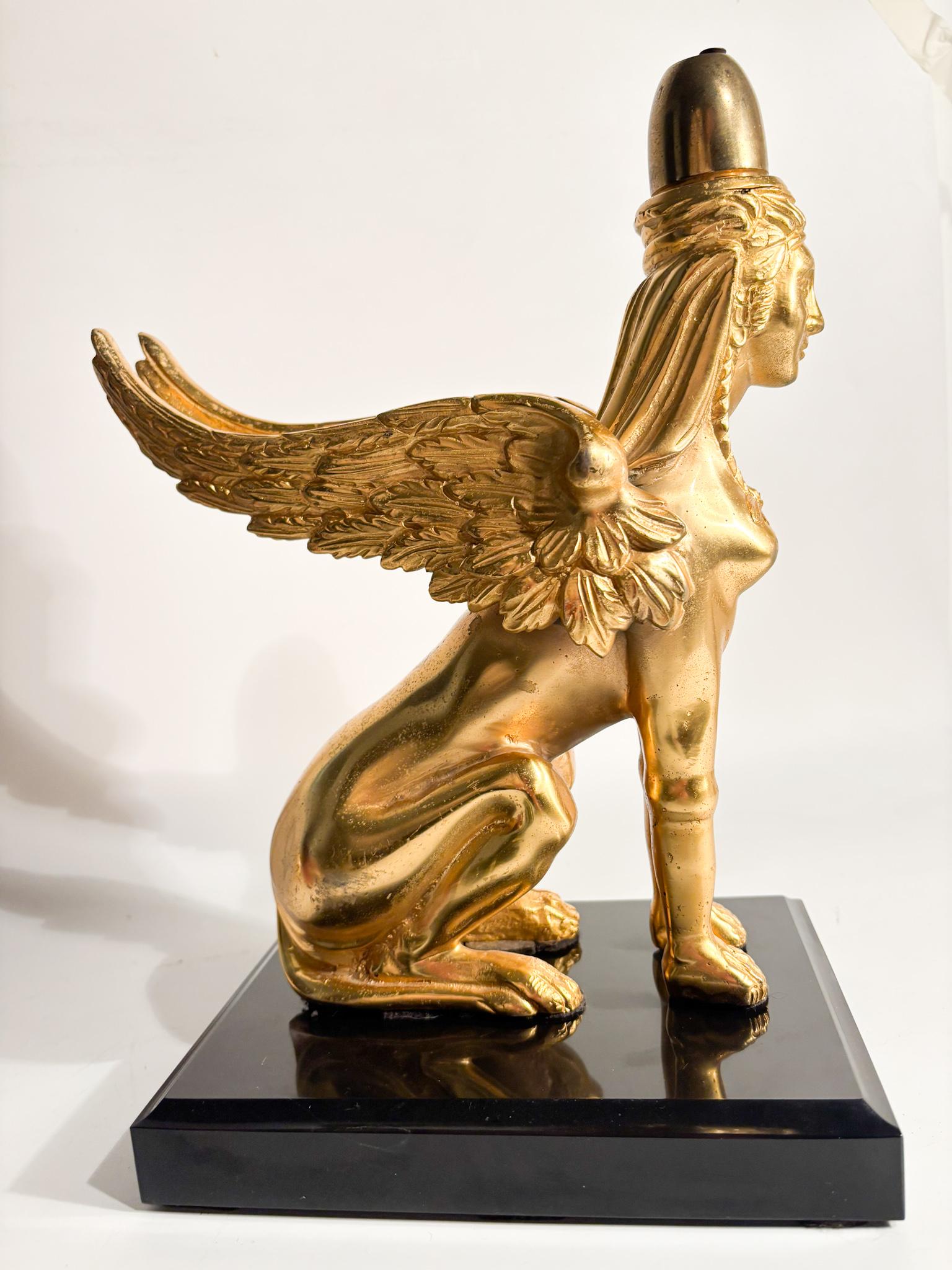 Sculpture du Sphinx en bronze doré reposant sur une base en marbre du 20e siècle en vente 6