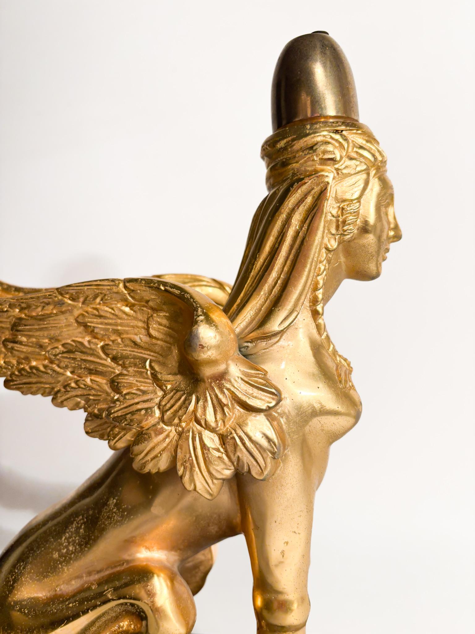 Sculpture du Sphinx en bronze doré reposant sur une base en marbre du 20e siècle en vente 7