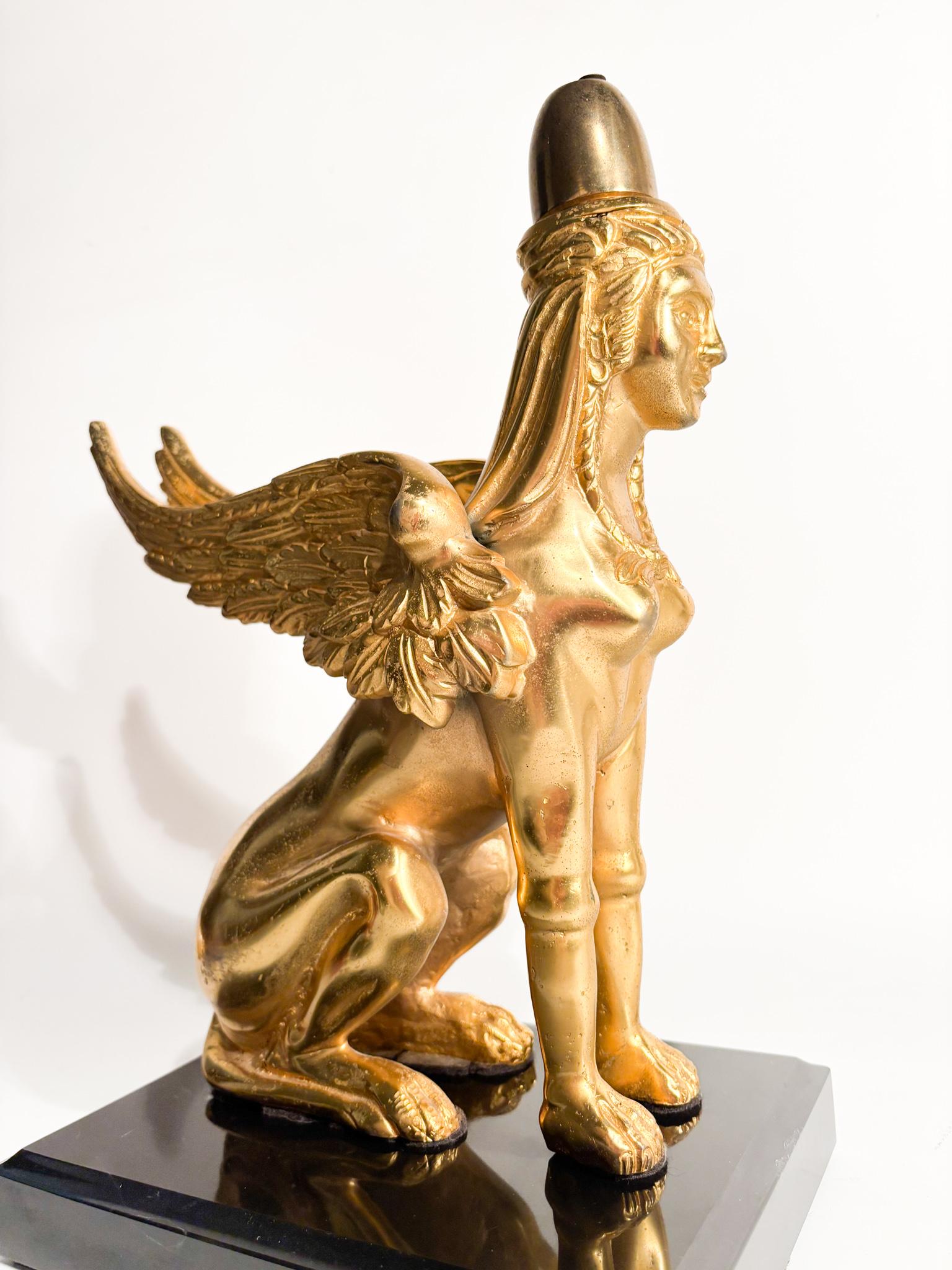 Sculpture du Sphinx en bronze doré reposant sur une base en marbre du 20e siècle en vente 8