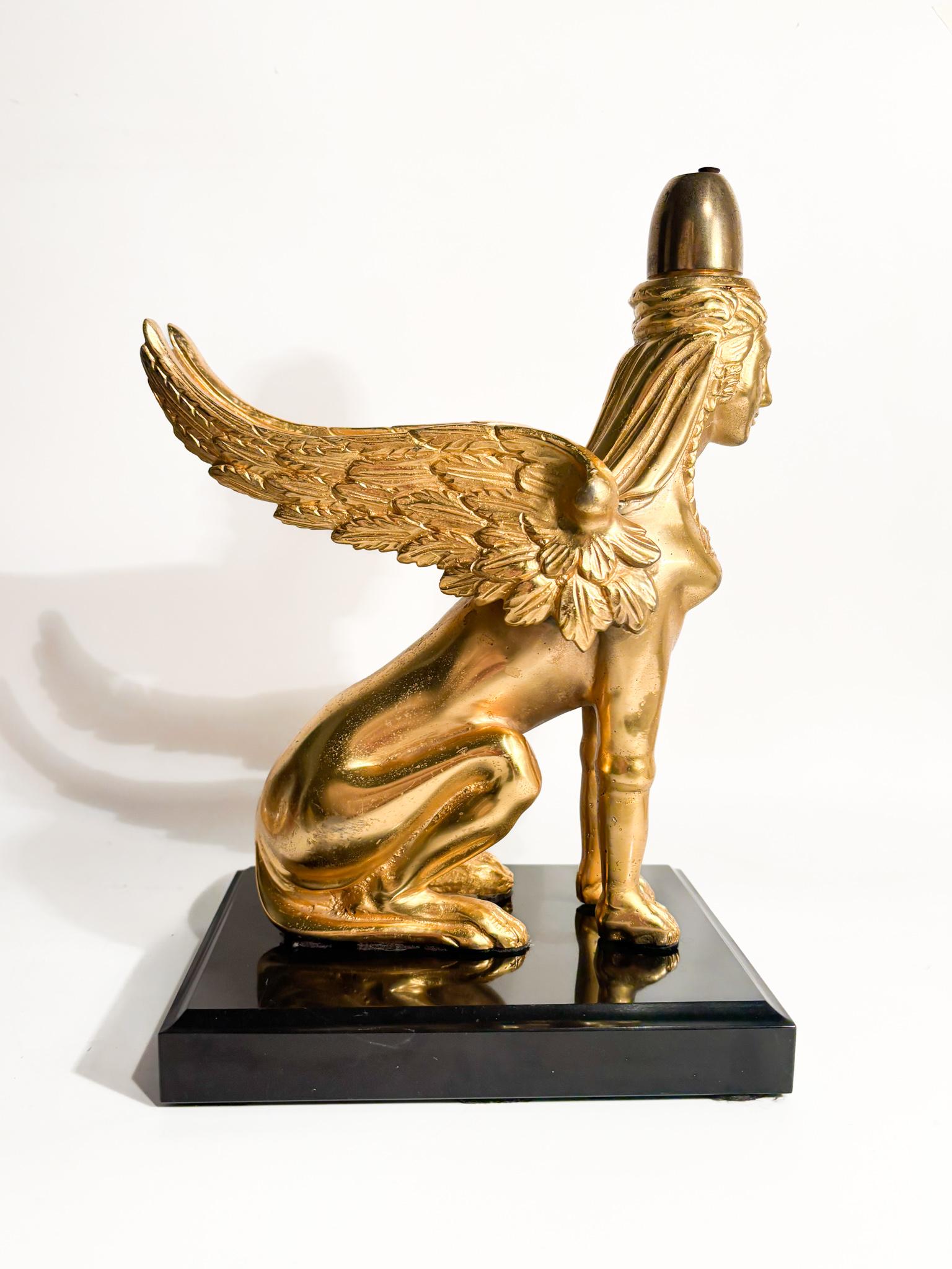 Néo-baroque Sculpture du Sphinx en bronze doré reposant sur une base en marbre du 20e siècle en vente