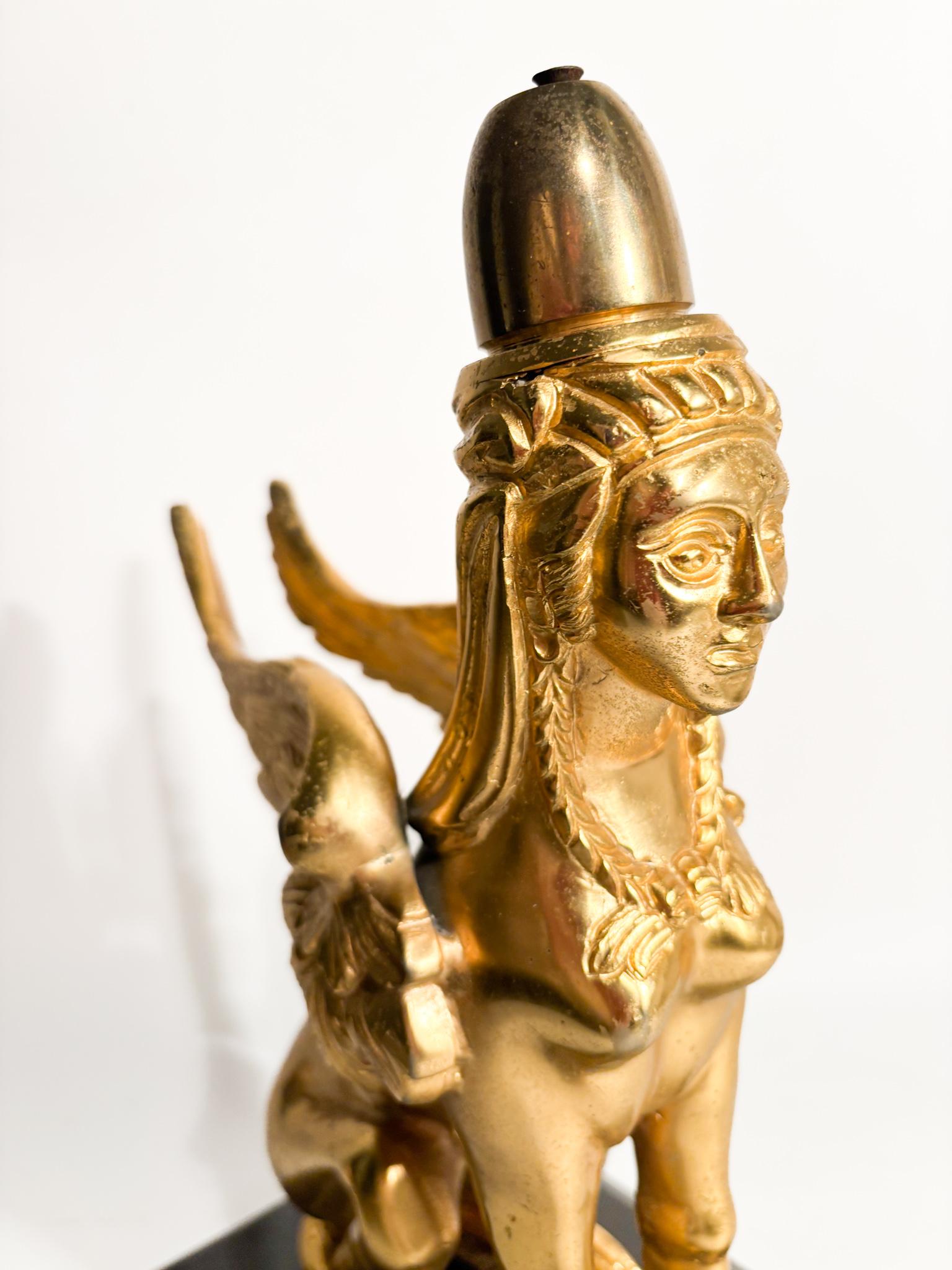 Italian Sculpture du Sphinx en bronze doré reposant sur une base en marbre du 20e siècle en vente