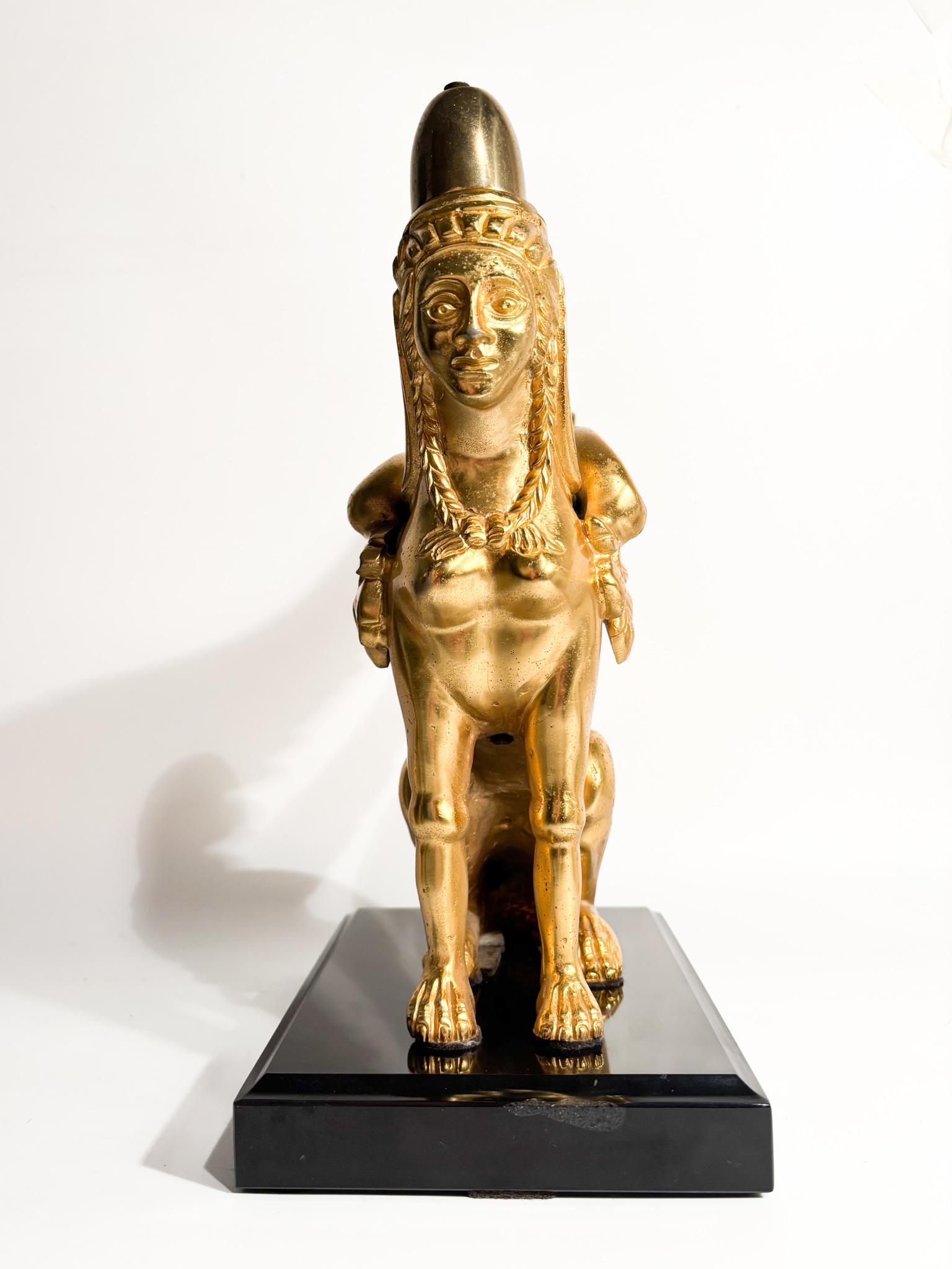 Sculpture du Sphinx en bronze doré reposant sur une base en marbre du 20e siècle Bon état - En vente à Milano, MI