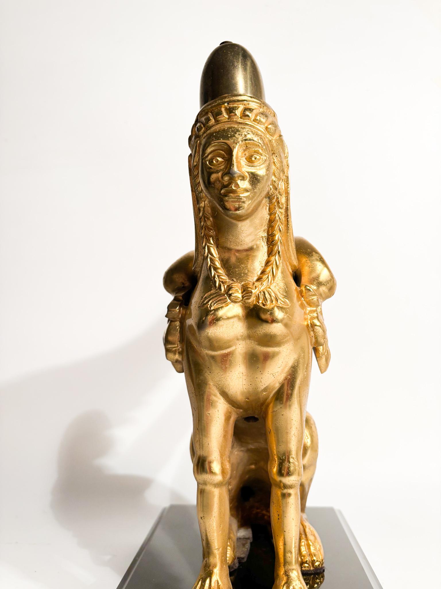 Mid-20th Century Sculpture du Sphinx en bronze doré reposant sur une base en marbre du 20e siècle en vente
