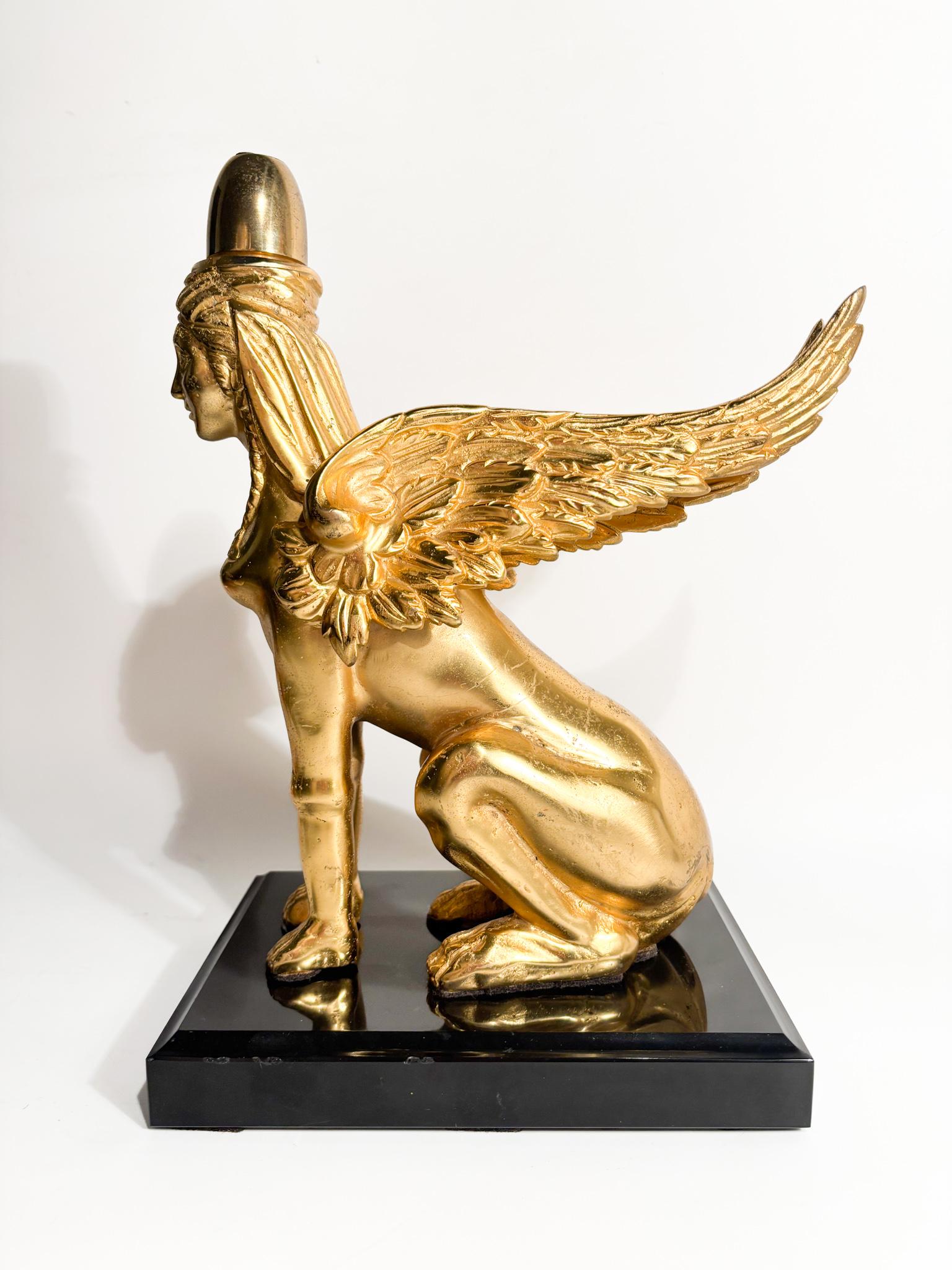 Bronze Sculpture du Sphinx en bronze doré reposant sur une base en marbre du 20e siècle en vente