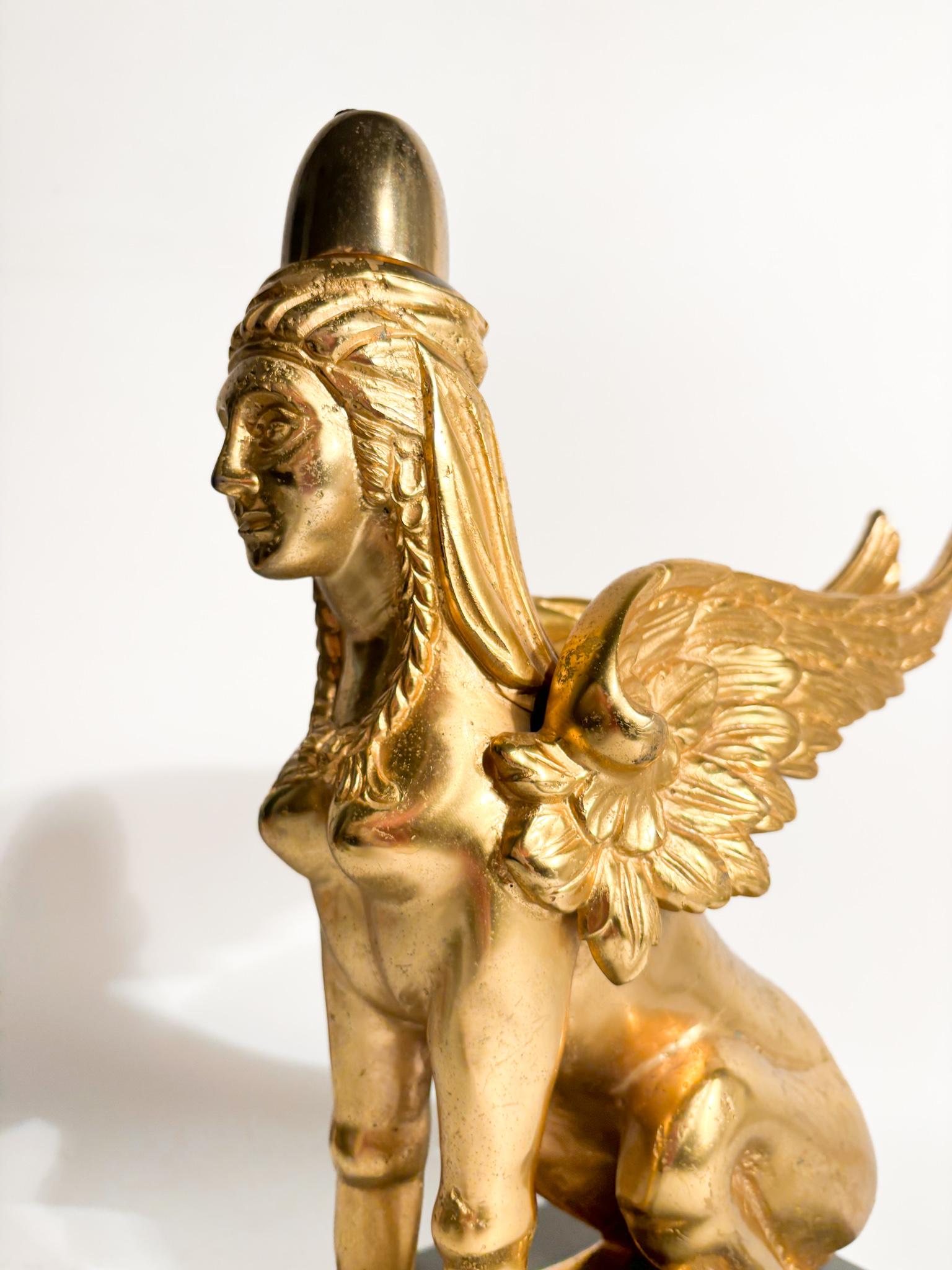 Sculpture du Sphinx en bronze doré reposant sur une base en marbre du 20e siècle en vente 1
